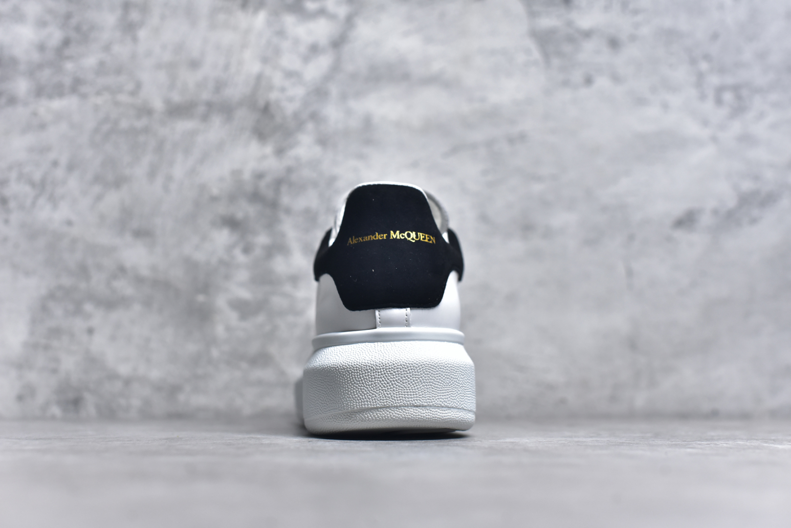 图片[5]-#Alexander McQueen/亚历山大麦昆 经典松糕鞋厚底增高小白鞋 全套原版包装 配件齐全 官方一致 凹凸定制正品原盒包装 定制蓝色得物纸盒外包装加固 增高效果7CM 最经典简约百搭的小白鞋没有之一 官方2025版最新细节 意大利进口原厂开边珠抗裂头层牛皮 表层面皮带凸起不规则小漆点 升级进口牛皮内里加PU鞋垫 区别市面旧版国产丝光绸鞋面加小羊皮内里 成本单价回弹度性耐磨性不在一个级别 E厂钢印烫金中底版细节 注意此代工厂出品没有带固特异钉子 最完美的增高百搭小白鞋 尺码：35 36 37 38 39 40 41 42 43 44-选品中心