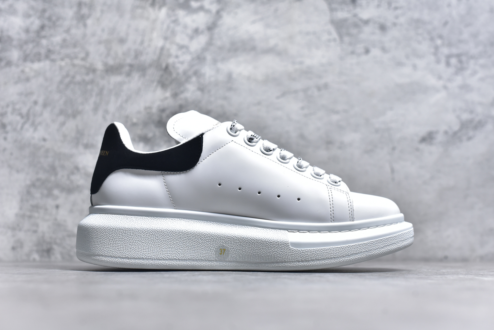 图片[3]-#Alexander McQueen/亚历山大麦昆 经典松糕鞋厚底增高小白鞋 全套原版包装 配件齐全 官方一致 凹凸定制正品原盒包装 定制蓝色得物纸盒外包装加固 增高效果7CM 最经典简约百搭的小白鞋没有之一 官方2025版最新细节 意大利进口原厂开边珠抗裂头层牛皮 表层面皮带凸起不规则小漆点 升级进口牛皮内里加PU鞋垫 区别市面旧版国产丝光绸鞋面加小羊皮内里 成本单价回弹度性耐磨性不在一个级别 E厂钢印烫金中底版细节 注意此代工厂出品没有带固特异钉子 最完美的增高百搭小白鞋 尺码：35 36 37 38 39 40 41 42 43 44-选品中心
