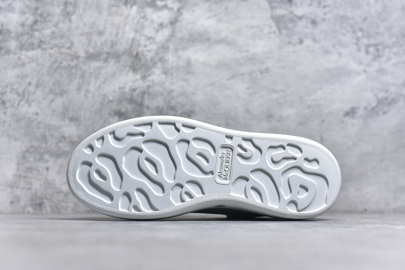 图片[6]-#Alexander McQueen/亚历山大麦昆 经典松糕鞋厚底增高小白鞋 全套原版包装 配件齐全 官方一致 凹凸定制正品原盒包装 定制蓝色得物纸盒外包装加固 增高效果7CM 最经典简约百搭的小白鞋没有之一 官方2025版最新细节 意大利进口原厂开边珠抗裂头层牛皮 表层面皮带凸起不规则小漆点 升级进口牛皮内里加PU鞋垫 区别市面旧版国产丝光绸鞋面加小羊皮内里 成本单价回弹度性耐磨性不在一个级别 E厂钢印烫金中底版细节 注意此代工厂出品没有带固特异钉子 最完美的增高百搭小白鞋 尺码：35 36 37 38 39 40 41 42 43 44-选品中心