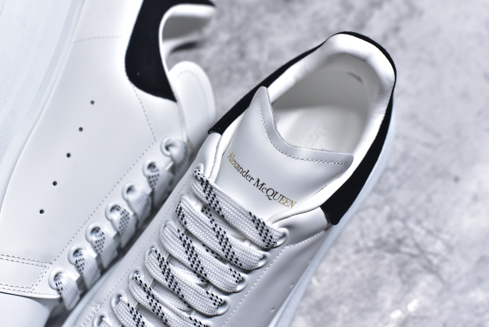 图片[9]-#Alexander McQueen/亚历山大麦昆 经典松糕鞋厚底增高小白鞋 全套原版包装 配件齐全 官方一致 凹凸定制正品原盒包装 定制蓝色得物纸盒外包装加固 增高效果7CM 最经典简约百搭的小白鞋没有之一 官方2025版最新细节 意大利进口原厂开边珠抗裂头层牛皮 表层面皮带凸起不规则小漆点 升级进口牛皮内里加PU鞋垫 区别市面旧版国产丝光绸鞋面加小羊皮内里 成本单价回弹度性耐磨性不在一个级别 E厂钢印烫金中底版细节 注意此代工厂出品没有带固特异钉子 最完美的增高百搭小白鞋 尺码：35 36 37 38 39 40 41 42 43 44-选品中心