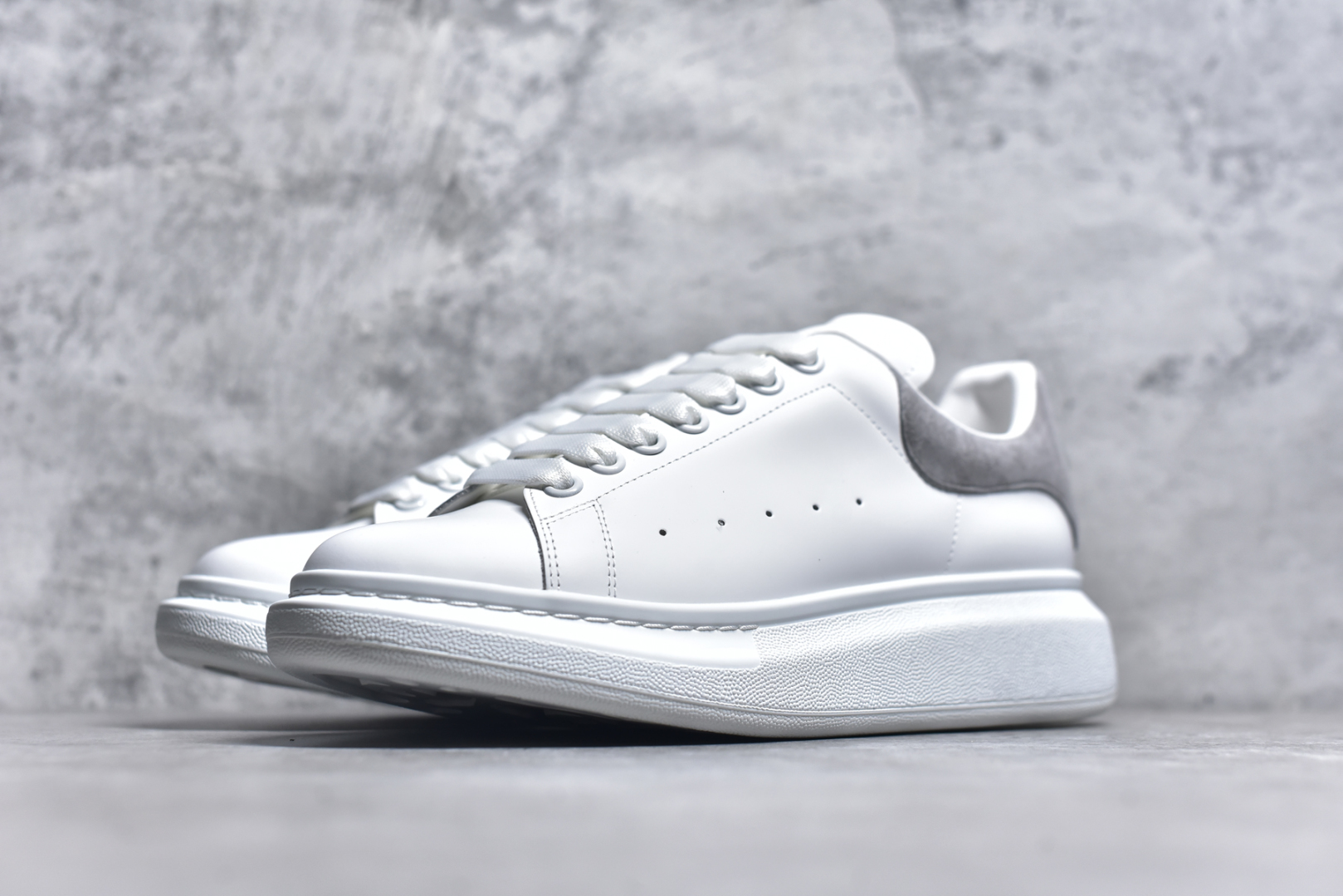 图片[2]-#Alexander McQueen/亚历山大麦昆 经典松糕鞋厚底增高小白鞋 全套原版包装 配件齐全 官方一致 凹凸定制正品原盒包装 定制蓝色得物纸盒外包装加固 增高效果7CM 最经典简约百搭的小白鞋没有之一 官方2025版最新细节 意大利进口原厂开边珠抗裂头层牛皮 表层面皮带凸起不规则小漆点 升级进口牛皮内里加PU鞋垫 区别市面旧版国产丝光绸鞋面加小羊皮内里 成本单价回弹度性耐磨性不在一个级别 E厂钢印烫金中底版细节 注意此代工厂出品没有带固特异钉子 最完美的增高百搭小白鞋 尺码：35 36 37 38 39 40 41 42 43 44-选品中心