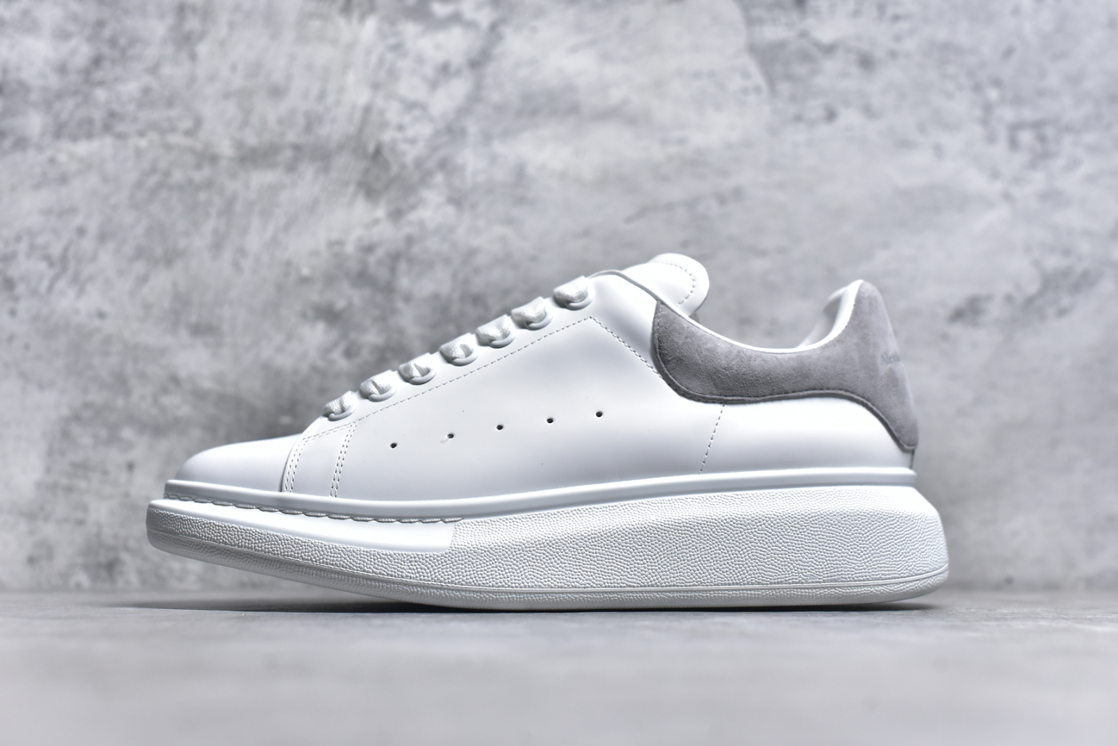 #Alexander McQueen/亚历山大麦昆 经典松糕鞋厚底增高小白鞋 全套原版包装 配件齐全 官方一致 凹凸定制正品原盒包装 定制蓝色得物纸盒外包装加固 增高效果7CM 最经典简约百搭的小白鞋没有之一 官方2025版最新细节 意大利进口原厂开边珠抗裂头层牛皮 表层面皮带凸起不规则小漆点 升级进口牛皮内里加PU鞋垫 区别市面旧版国产丝光绸鞋面加小羊皮内里 成本单价回弹度性耐磨性不在一个级别 E厂钢印烫金中底版细节 注意此代工厂出品没有带固特异钉子 最完美的增高百搭小白鞋 尺码：35 36 37 38 39 40 41 42 43 44-选品中心