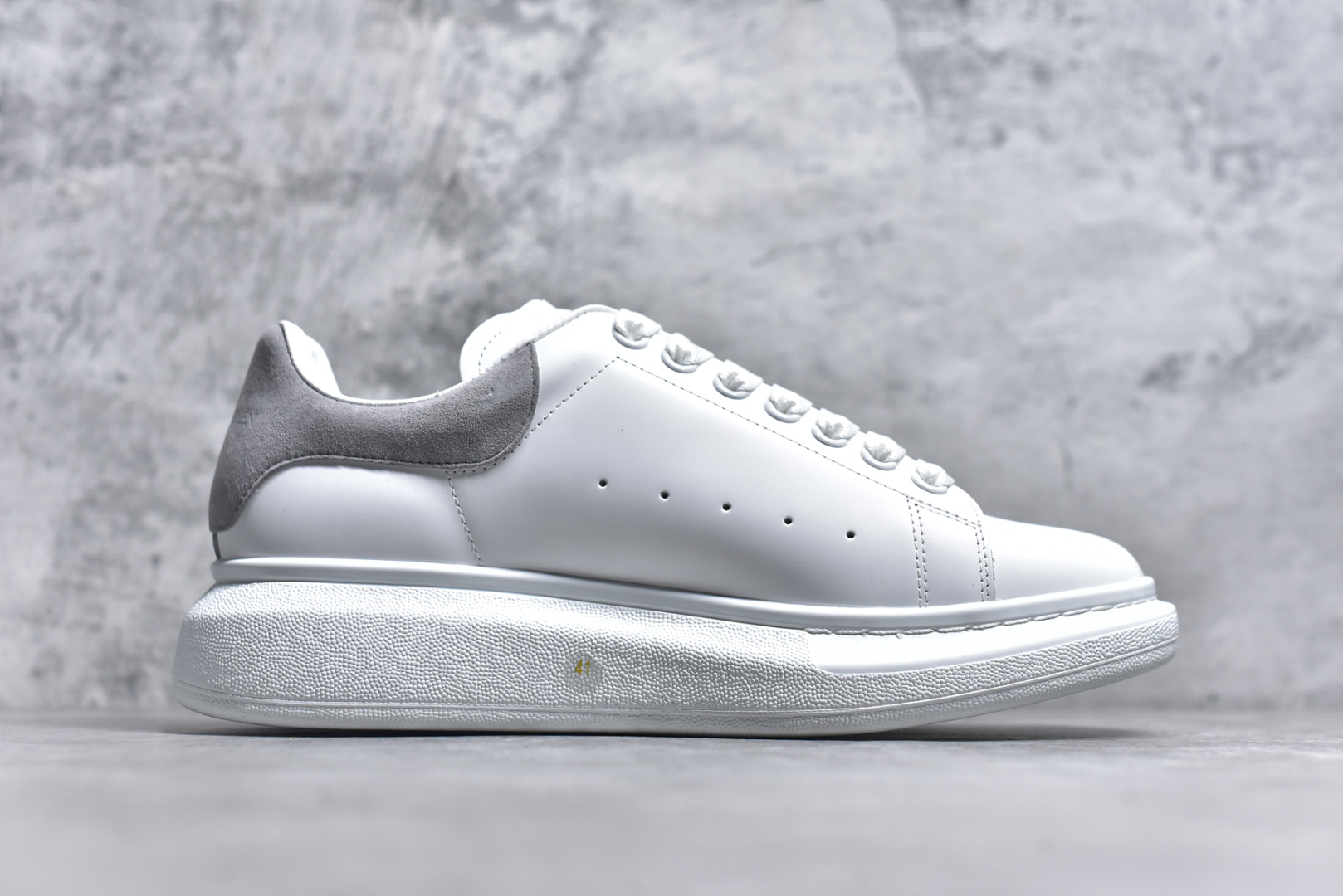 图片[3]-#Alexander McQueen/亚历山大麦昆 经典松糕鞋厚底增高小白鞋 全套原版包装 配件齐全 官方一致 凹凸定制正品原盒包装 定制蓝色得物纸盒外包装加固 增高效果7CM 最经典简约百搭的小白鞋没有之一 官方2025版最新细节 意大利进口原厂开边珠抗裂头层牛皮 表层面皮带凸起不规则小漆点 升级进口牛皮内里加PU鞋垫 区别市面旧版国产丝光绸鞋面加小羊皮内里 成本单价回弹度性耐磨性不在一个级别 E厂钢印烫金中底版细节 注意此代工厂出品没有带固特异钉子 最完美的增高百搭小白鞋 尺码：35 36 37 38 39 40 41 42 43 44-选品中心