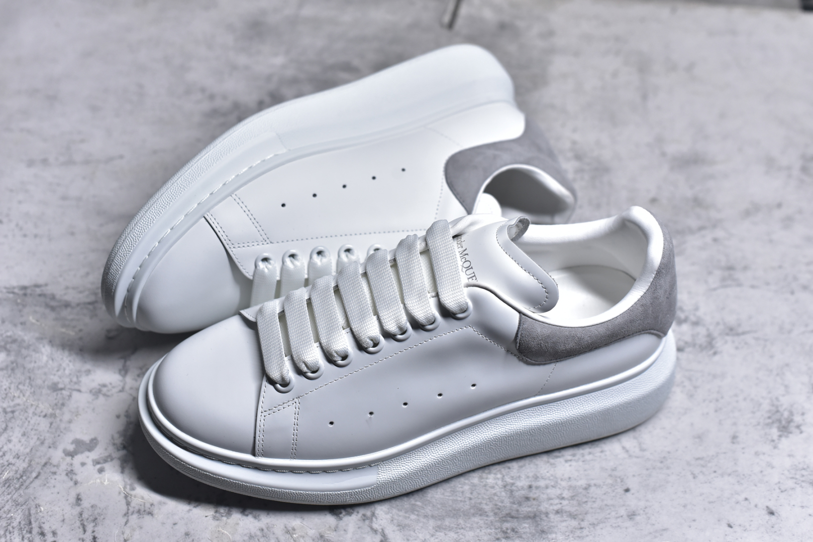 图片[7]-#Alexander McQueen/亚历山大麦昆 经典松糕鞋厚底增高小白鞋 全套原版包装 配件齐全 官方一致 凹凸定制正品原盒包装 定制蓝色得物纸盒外包装加固 增高效果7CM 最经典简约百搭的小白鞋没有之一 官方2025版最新细节 意大利进口原厂开边珠抗裂头层牛皮 表层面皮带凸起不规则小漆点 升级进口牛皮内里加PU鞋垫 区别市面旧版国产丝光绸鞋面加小羊皮内里 成本单价回弹度性耐磨性不在一个级别 E厂钢印烫金中底版细节 注意此代工厂出品没有带固特异钉子 最完美的增高百搭小白鞋 尺码：35 36 37 38 39 40 41 42 43 44-选品中心