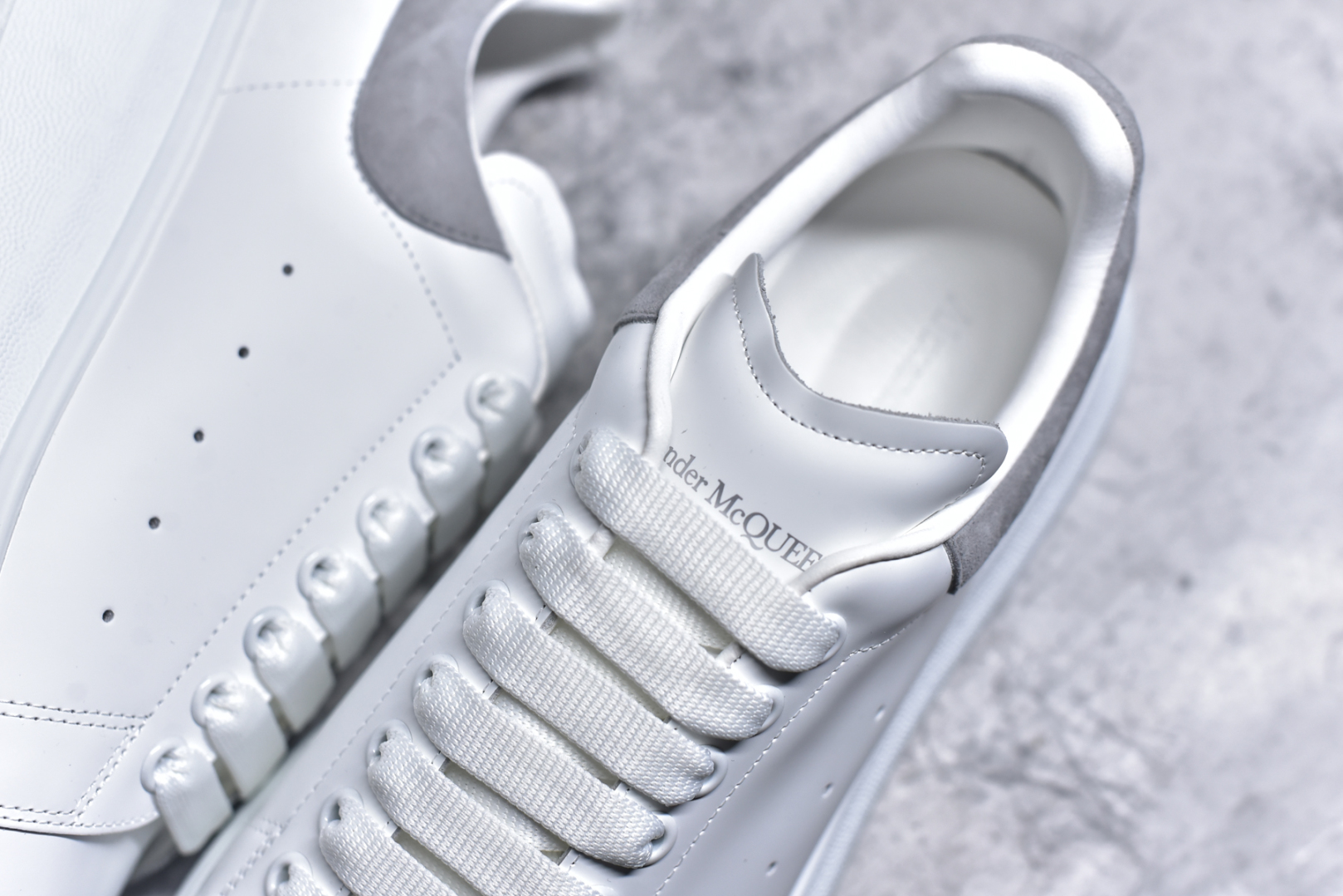 图片[9]-#Alexander McQueen/亚历山大麦昆 经典松糕鞋厚底增高小白鞋 全套原版包装 配件齐全 官方一致 凹凸定制正品原盒包装 定制蓝色得物纸盒外包装加固 增高效果7CM 最经典简约百搭的小白鞋没有之一 官方2025版最新细节 意大利进口原厂开边珠抗裂头层牛皮 表层面皮带凸起不规则小漆点 升级进口牛皮内里加PU鞋垫 区别市面旧版国产丝光绸鞋面加小羊皮内里 成本单价回弹度性耐磨性不在一个级别 E厂钢印烫金中底版细节 注意此代工厂出品没有带固特异钉子 最完美的增高百搭小白鞋 尺码：35 36 37 38 39 40 41 42 43 44-选品中心