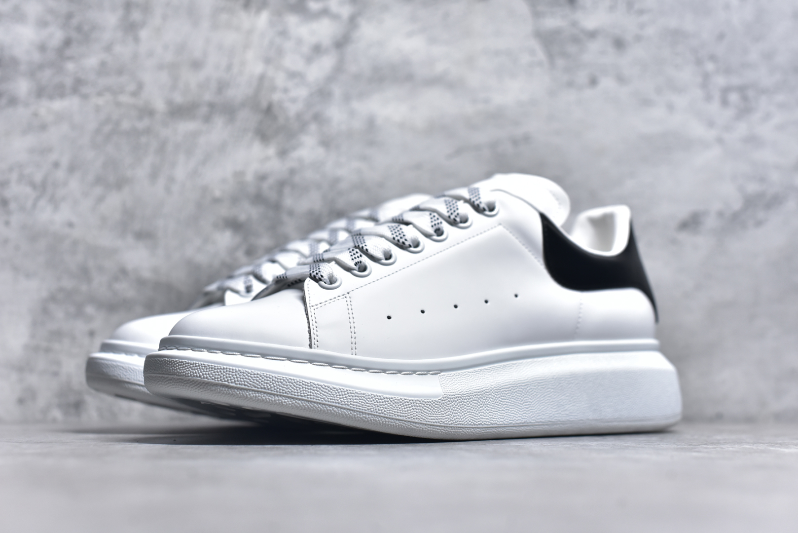 图片[2]-#Alexander McQueen/亚历山大麦昆 经典松糕鞋厚底增高小白鞋 全套原版包装 配件齐全 官方一致 凹凸定制正品原盒包装 定制蓝色得物纸盒外包装加固 增高效果7CM 最经典简约百搭的小白鞋没有之一 官方2025版最新细节 意大利进口原厂开边珠抗裂头层牛皮 表层面皮带凸起不规则小漆点 升级进口牛皮内里加PU鞋垫 区别市面旧版国产丝光绸鞋面加小羊皮内里 成本单价回弹度性耐磨性不在一个级别 E厂钢印烫金中底版细节 注意此代工厂出品没有带固特异钉子 最完美的增高百搭小白鞋 尺码：35 36 37 38 39 40 41 42 43 44-选品中心