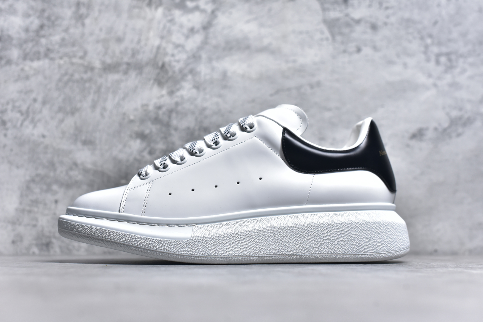 #Alexander McQueen/亚历山大麦昆 经典松糕鞋厚底增高小白鞋 全套原版包装 配件齐全 官方一致 凹凸定制正品原盒包装 定制蓝色得物纸盒外包装加固 增高效果7CM 最经典简约百搭的小白鞋没有之一 官方2025版最新细节 意大利进口原厂开边珠抗裂头层牛皮 表层面皮带凸起不规则小漆点 升级进口牛皮内里加PU鞋垫 区别市面旧版国产丝光绸鞋面加小羊皮内里 成本单价回弹度性耐磨性不在一个级别 E厂钢印烫金中底版细节 注意此代工厂出品没有带固特异钉子 最完美的增高百搭小白鞋 尺码：35 36 37 38 39 40 41 42 43 44-选品中心