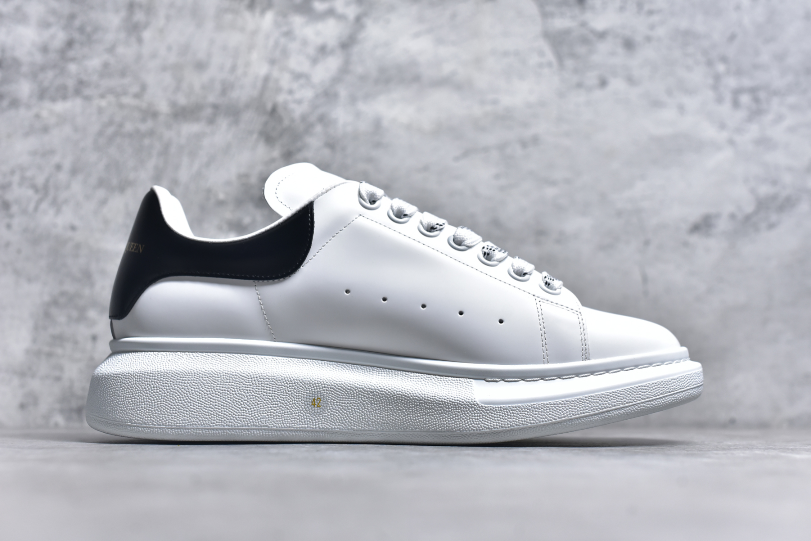 图片[3]-#Alexander McQueen/亚历山大麦昆 经典松糕鞋厚底增高小白鞋 全套原版包装 配件齐全 官方一致 凹凸定制正品原盒包装 定制蓝色得物纸盒外包装加固 增高效果7CM 最经典简约百搭的小白鞋没有之一 官方2025版最新细节 意大利进口原厂开边珠抗裂头层牛皮 表层面皮带凸起不规则小漆点 升级进口牛皮内里加PU鞋垫 区别市面旧版国产丝光绸鞋面加小羊皮内里 成本单价回弹度性耐磨性不在一个级别 E厂钢印烫金中底版细节 注意此代工厂出品没有带固特异钉子 最完美的增高百搭小白鞋 尺码：35 36 37 38 39 40 41 42 43 44-选品中心
