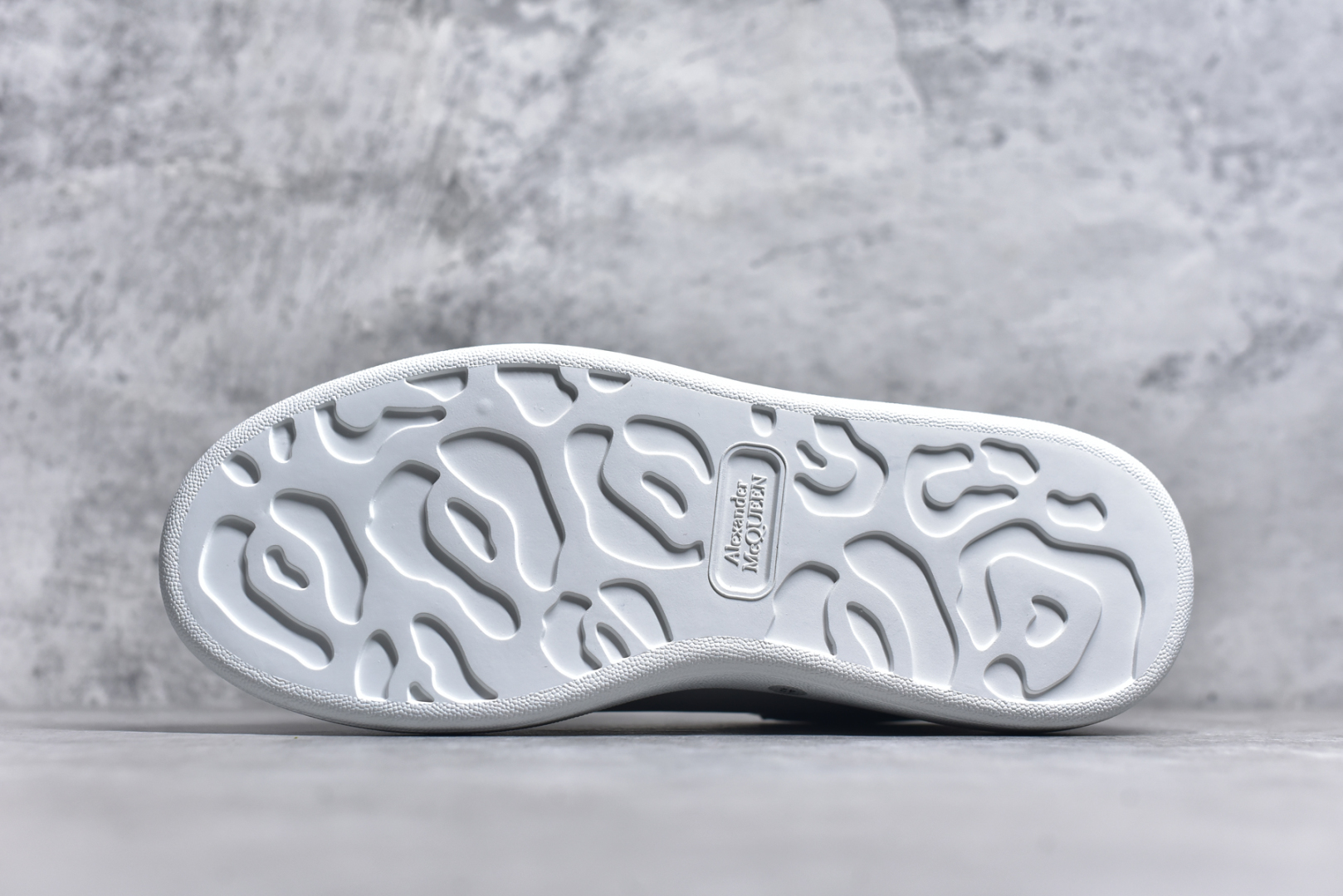 图片[6]-#Alexander McQueen/亚历山大麦昆 经典松糕鞋厚底增高小白鞋 全套原版包装 配件齐全 官方一致 凹凸定制正品原盒包装 定制蓝色得物纸盒外包装加固 增高效果7CM 最经典简约百搭的小白鞋没有之一 官方2025版最新细节 意大利进口原厂开边珠抗裂头层牛皮 表层面皮带凸起不规则小漆点 升级进口牛皮内里加PU鞋垫 区别市面旧版国产丝光绸鞋面加小羊皮内里 成本单价回弹度性耐磨性不在一个级别 E厂钢印烫金中底版细节 注意此代工厂出品没有带固特异钉子 最完美的增高百搭小白鞋 尺码：35 36 37 38 39 40 41 42 43 44-选品中心