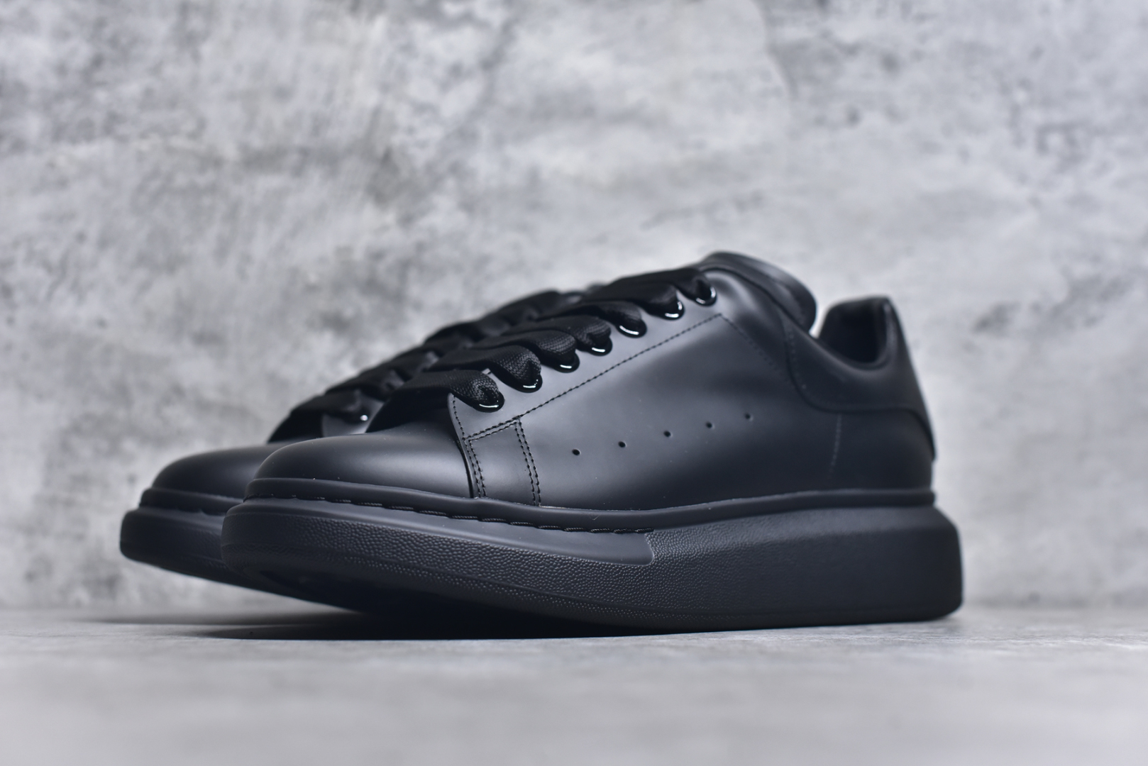 图片[2]-#Alexander McQueen/亚历山大麦昆 经典松糕鞋厚底增高小白鞋 全套原版包装 配件齐全 官方一致 凹凸定制正品原盒包装 定制蓝色得物纸盒外包装加固 增高效果7CM 最经典简约百搭的小白鞋没有之一 官方2025版最新细节 意大利进口原厂开边珠抗裂头层牛皮 表层面皮带凸起不规则小漆点 升级进口牛皮内里加PU鞋垫 区别市面旧版国产丝光绸鞋面加小羊皮内里 成本单价回弹度性耐磨性不在一个级别 E厂钢印烫金中底版细节 注意此代工厂出品没有带固特异钉子 最完美的增高百搭小白鞋 尺码：35 36 37 38 39 40 41 42 43 44-选品中心