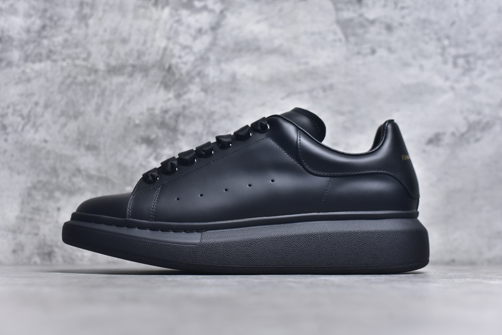 #Alexander McQueen/亚历山大麦昆 经典松糕鞋厚底增高小白鞋 全套原版包装 配件齐全 官方一致 凹凸定制正品原盒包装 定制蓝色得物纸盒外包装加固 增高效果7CM 最经典简约百搭的小白鞋没有之一 官方2025版最新细节 意大利进口原厂开边珠抗裂头层牛皮 表层面皮带凸起不规则小漆点 升级进口牛皮内里加PU鞋垫 区别市面旧版国产丝光绸鞋面加小羊皮内里 成本单价回弹度性耐磨性不在一个级别 E厂钢印烫金中底版细节 注意此代工厂出品没有带固特异钉子 最完美的增高百搭小白鞋 尺码：35 36 37 38 39 40 41 42 43 44-选品中心