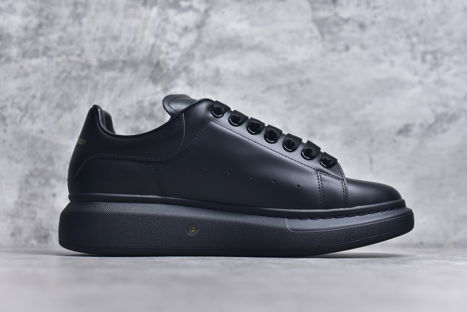 图片[3]-#Alexander McQueen/亚历山大麦昆 经典松糕鞋厚底增高小白鞋 全套原版包装 配件齐全 官方一致 凹凸定制正品原盒包装 定制蓝色得物纸盒外包装加固 增高效果7CM 最经典简约百搭的小白鞋没有之一 官方2025版最新细节 意大利进口原厂开边珠抗裂头层牛皮 表层面皮带凸起不规则小漆点 升级进口牛皮内里加PU鞋垫 区别市面旧版国产丝光绸鞋面加小羊皮内里 成本单价回弹度性耐磨性不在一个级别 E厂钢印烫金中底版细节 注意此代工厂出品没有带固特异钉子 最完美的增高百搭小白鞋 尺码：35 36 37 38 39 40 41 42 43 44-选品中心