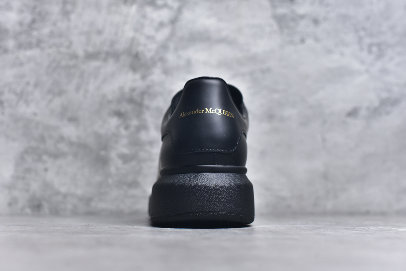 图片[5]-#Alexander McQueen/亚历山大麦昆 经典松糕鞋厚底增高小白鞋 全套原版包装 配件齐全 官方一致 凹凸定制正品原盒包装 定制蓝色得物纸盒外包装加固 增高效果7CM 最经典简约百搭的小白鞋没有之一 官方2025版最新细节 意大利进口原厂开边珠抗裂头层牛皮 表层面皮带凸起不规则小漆点 升级进口牛皮内里加PU鞋垫 区别市面旧版国产丝光绸鞋面加小羊皮内里 成本单价回弹度性耐磨性不在一个级别 E厂钢印烫金中底版细节 注意此代工厂出品没有带固特异钉子 最完美的增高百搭小白鞋 尺码：35 36 37 38 39 40 41 42 43 44-选品中心