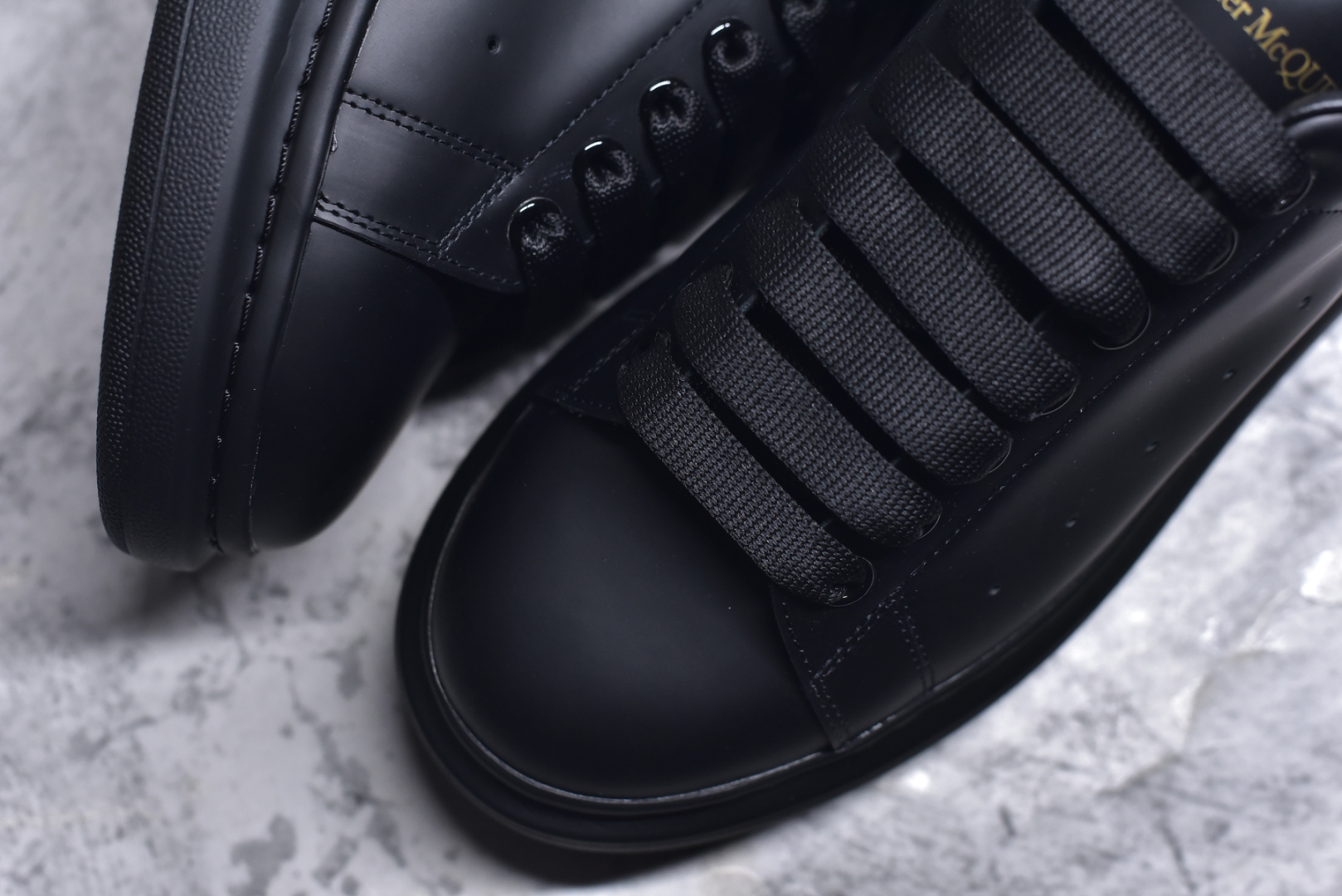 图片[8]-#Alexander McQueen/亚历山大麦昆 经典松糕鞋厚底增高小白鞋 全套原版包装 配件齐全 官方一致 凹凸定制正品原盒包装 定制蓝色得物纸盒外包装加固 增高效果7CM 最经典简约百搭的小白鞋没有之一 官方2025版最新细节 意大利进口原厂开边珠抗裂头层牛皮 表层面皮带凸起不规则小漆点 升级进口牛皮内里加PU鞋垫 区别市面旧版国产丝光绸鞋面加小羊皮内里 成本单价回弹度性耐磨性不在一个级别 E厂钢印烫金中底版细节 注意此代工厂出品没有带固特异钉子 最完美的增高百搭小白鞋 尺码：35 36 37 38 39 40 41 42 43 44-选品中心