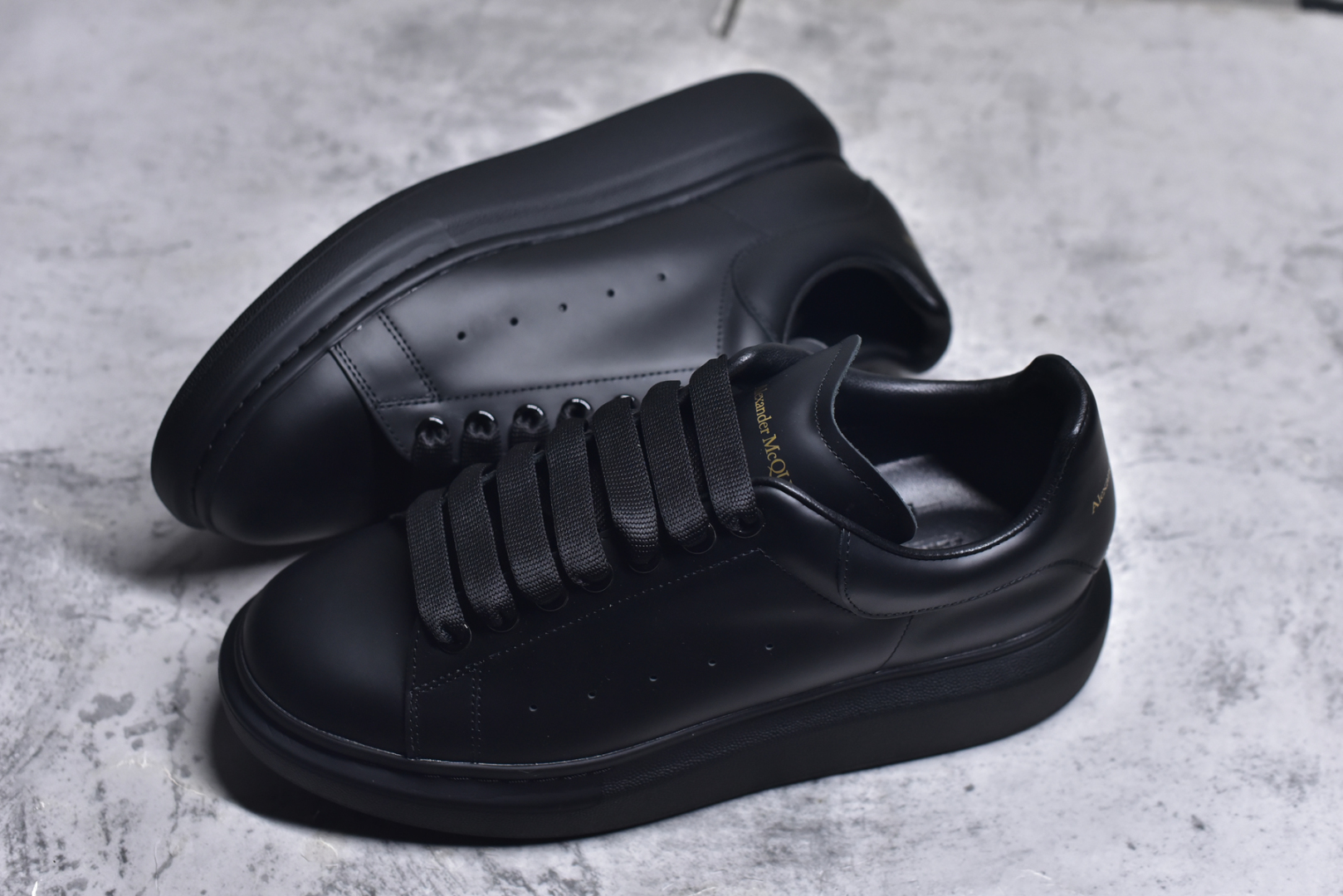 图片[7]-#Alexander McQueen/亚历山大麦昆 经典松糕鞋厚底增高小白鞋 全套原版包装 配件齐全 官方一致 凹凸定制正品原盒包装 定制蓝色得物纸盒外包装加固 增高效果7CM 最经典简约百搭的小白鞋没有之一 官方2025版最新细节 意大利进口原厂开边珠抗裂头层牛皮 表层面皮带凸起不规则小漆点 升级进口牛皮内里加PU鞋垫 区别市面旧版国产丝光绸鞋面加小羊皮内里 成本单价回弹度性耐磨性不在一个级别 E厂钢印烫金中底版细节 注意此代工厂出品没有带固特异钉子 最完美的增高百搭小白鞋 尺码：35 36 37 38 39 40 41 42 43 44-选品中心