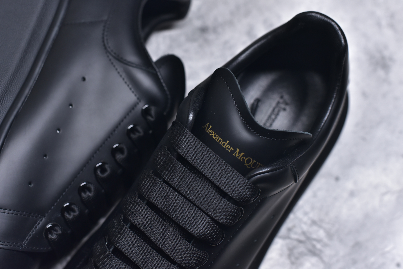 图片[9]-#Alexander McQueen/亚历山大麦昆 经典松糕鞋厚底增高小白鞋 全套原版包装 配件齐全 官方一致 凹凸定制正品原盒包装 定制蓝色得物纸盒外包装加固 增高效果7CM 最经典简约百搭的小白鞋没有之一 官方2025版最新细节 意大利进口原厂开边珠抗裂头层牛皮 表层面皮带凸起不规则小漆点 升级进口牛皮内里加PU鞋垫 区别市面旧版国产丝光绸鞋面加小羊皮内里 成本单价回弹度性耐磨性不在一个级别 E厂钢印烫金中底版细节 注意此代工厂出品没有带固特异钉子 最完美的增高百搭小白鞋 尺码：35 36 37 38 39 40 41 42 43 44-选品中心