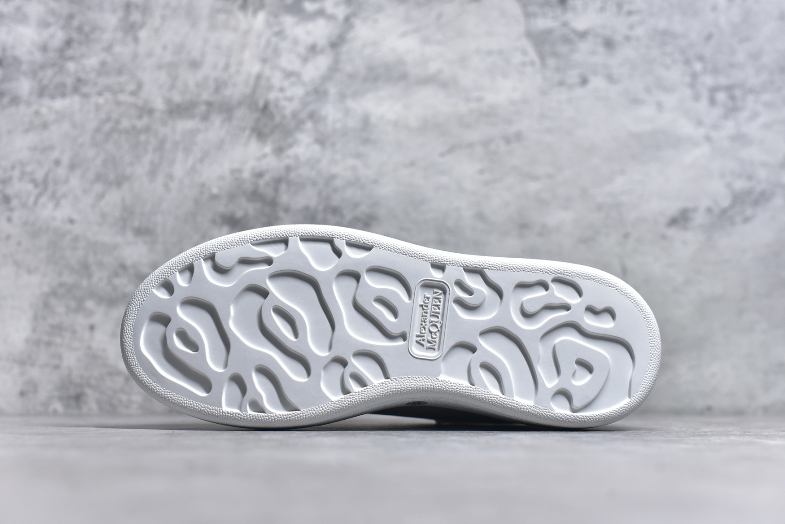 图片[6]-#Alexander McQueen/亚历山大麦昆 经典松糕鞋厚底增高小白鞋 全套原版包装 配件齐全 官方一致 凹凸定制正品原盒包装 定制蓝色得物纸盒外包装加固 增高效果7CM 最经典简约百搭的小白鞋没有之一 官方2025版最新细节 意大利进口原厂开边珠抗裂头层牛皮 表层面皮带凸起不规则小漆点 升级进口牛皮内里加PU鞋垫 区别市面旧版国产丝光绸鞋面加小羊皮内里 成本单价回弹度性耐磨性不在一个级别 E厂钢印烫金中底版细节 注意此代工厂出品没有带固特异钉子 最完美的增高百搭小白鞋 尺码：35 36 37 38 39 40-选品中心