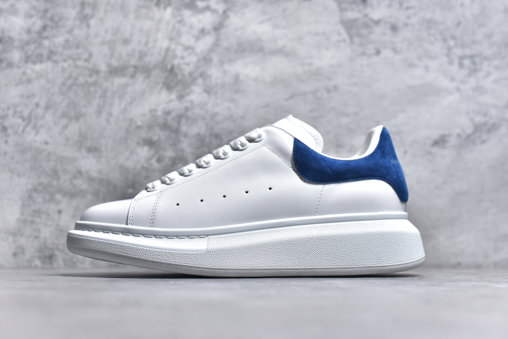 #Alexander McQueen/亚历山大麦昆 经典松糕鞋厚底增高小白鞋 全套原版包装 配件齐全 官方一致 凹凸定制正品原盒包装 定制蓝色得物纸盒外包装加固 增高效果7CM 最经典简约百搭的小白鞋没有之一 官方2025版最新细节 意大利进口原厂开边珠抗裂头层牛皮 表层面皮带凸起不规则小漆点 升级进口牛皮内里加PU鞋垫 区别市面旧版国产丝光绸鞋面加小羊皮内里 成本单价回弹度性耐磨性不在一个级别 E厂钢印烫金中底版细节 注意此代工厂出品没有带固特异钉子 最完美的增高百搭小白鞋 尺码：35 36 37 38 39 40-选品中心