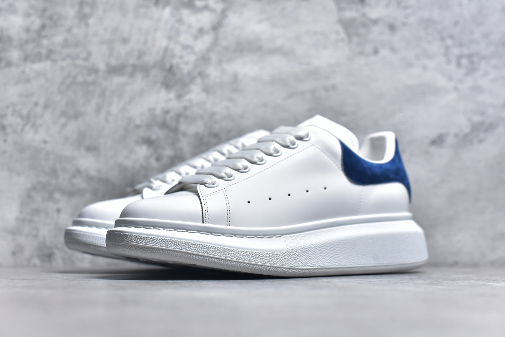 图片[2]-#Alexander McQueen/亚历山大麦昆 经典松糕鞋厚底增高小白鞋 全套原版包装 配件齐全 官方一致 凹凸定制正品原盒包装 定制蓝色得物纸盒外包装加固 增高效果7CM 最经典简约百搭的小白鞋没有之一 官方2025版最新细节 意大利进口原厂开边珠抗裂头层牛皮 表层面皮带凸起不规则小漆点 升级进口牛皮内里加PU鞋垫 区别市面旧版国产丝光绸鞋面加小羊皮内里 成本单价回弹度性耐磨性不在一个级别 E厂钢印烫金中底版细节 注意此代工厂出品没有带固特异钉子 最完美的增高百搭小白鞋 尺码：35 36 37 38 39 40-选品中心