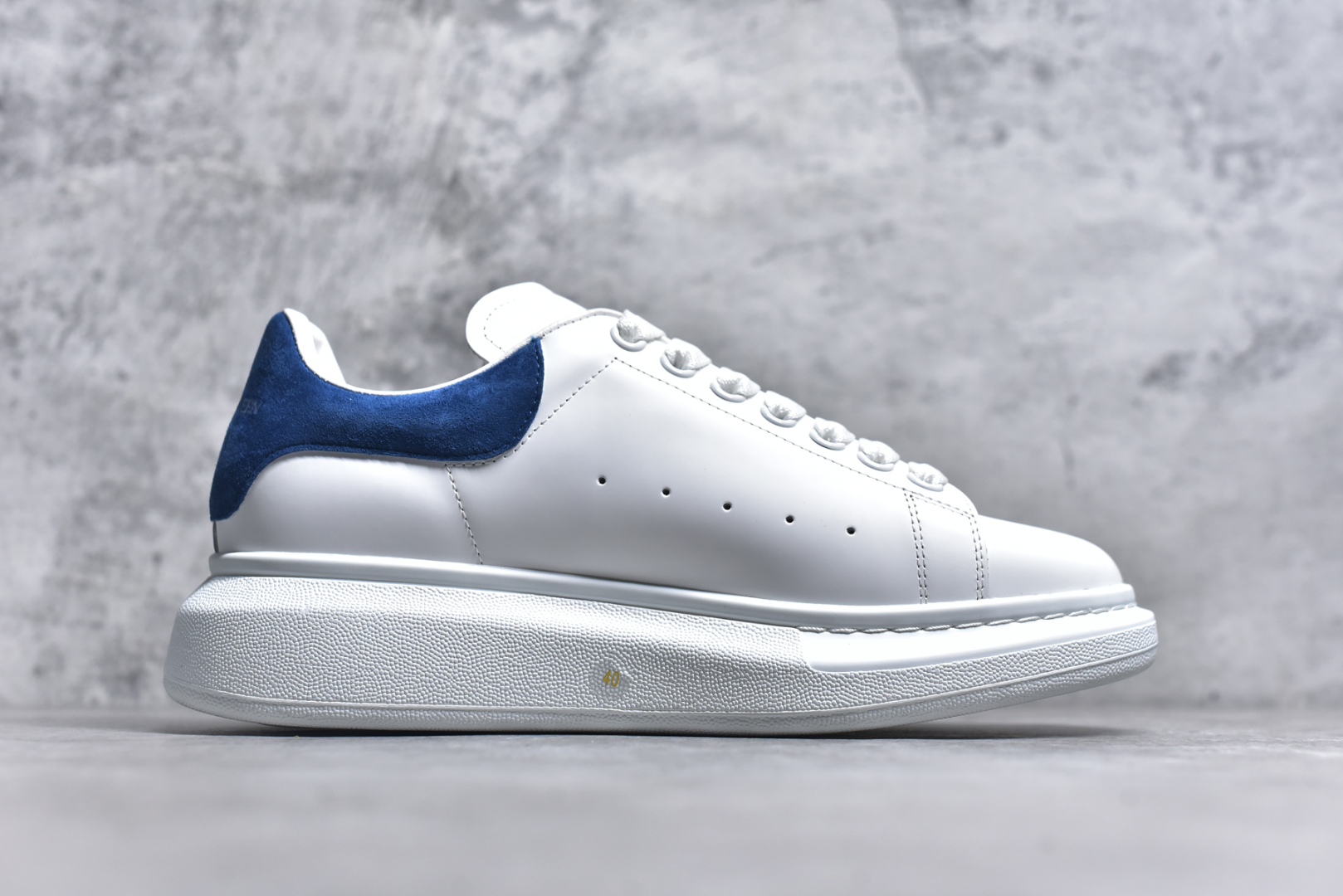 图片[3]-#Alexander McQueen/亚历山大麦昆 经典松糕鞋厚底增高小白鞋 全套原版包装 配件齐全 官方一致 凹凸定制正品原盒包装 定制蓝色得物纸盒外包装加固 增高效果7CM 最经典简约百搭的小白鞋没有之一 官方2025版最新细节 意大利进口原厂开边珠抗裂头层牛皮 表层面皮带凸起不规则小漆点 升级进口牛皮内里加PU鞋垫 区别市面旧版国产丝光绸鞋面加小羊皮内里 成本单价回弹度性耐磨性不在一个级别 E厂钢印烫金中底版细节 注意此代工厂出品没有带固特异钉子 最完美的增高百搭小白鞋 尺码：35 36 37 38 39 40-选品中心