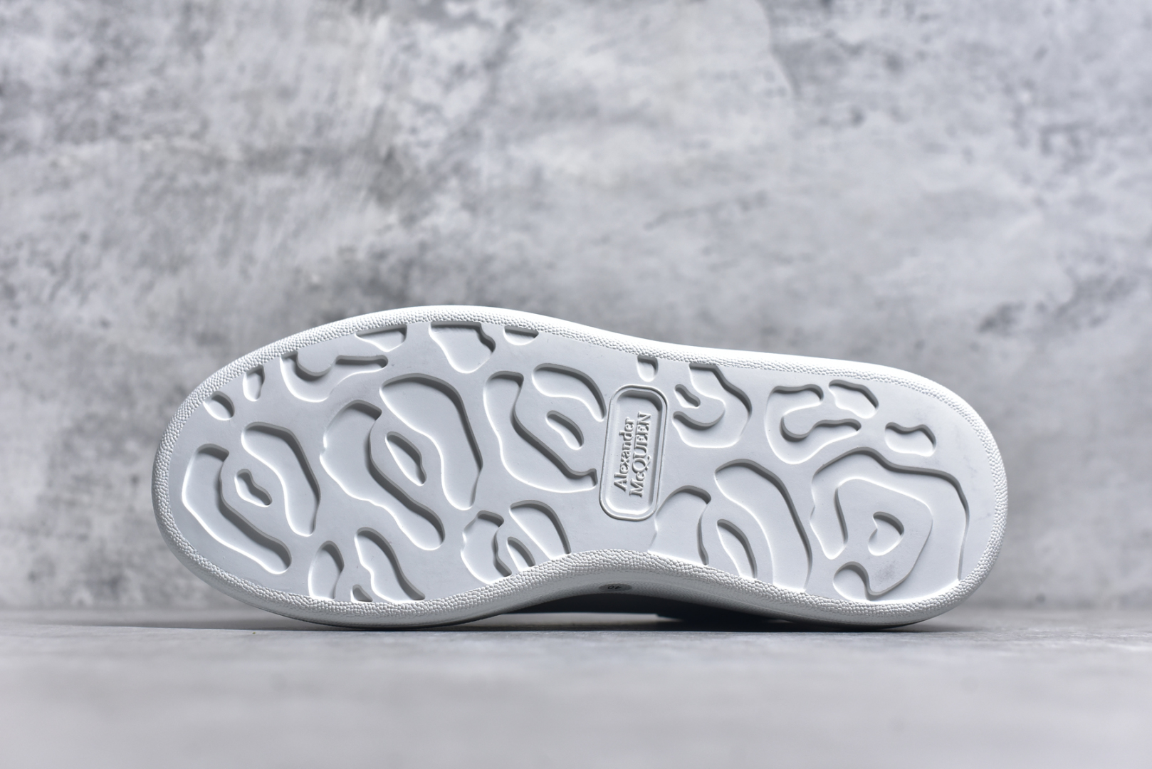 图片[6]-#Alexander McQueen/亚历山大麦昆 经典松糕鞋厚底增高小白鞋 全套原版包装 配件齐全 官方一致 凹凸定制正品原盒包装 定制蓝色得物纸盒外包装加固 增高效果7CM 最经典简约百搭的小白鞋没有之一 官方2025版最新细节 意大利进口原厂开边珠抗裂头层牛皮 表层面皮带凸起不规则小漆点 升级进口牛皮内里加PU鞋垫 区别市面旧版国产丝光绸鞋面加小羊皮内里 成本单价回弹度性耐磨性不在一个级别 E厂钢印烫金中底版细节 注意此代工厂出品没有带固特异钉子 最完美的增高百搭小白鞋 尺码：35 36 37 38 39 40-选品中心