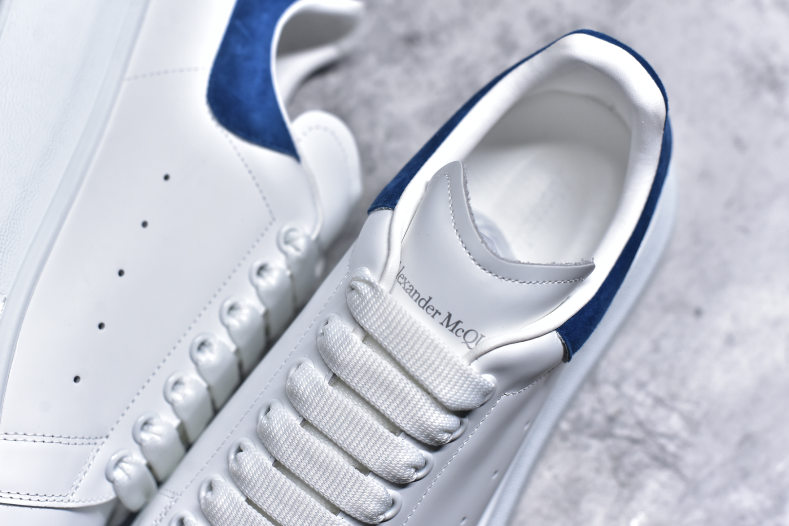 图片[9]-#Alexander McQueen/亚历山大麦昆 经典松糕鞋厚底增高小白鞋 全套原版包装 配件齐全 官方一致 凹凸定制正品原盒包装 定制蓝色得物纸盒外包装加固 增高效果7CM 最经典简约百搭的小白鞋没有之一 官方2025版最新细节 意大利进口原厂开边珠抗裂头层牛皮 表层面皮带凸起不规则小漆点 升级进口牛皮内里加PU鞋垫 区别市面旧版国产丝光绸鞋面加小羊皮内里 成本单价回弹度性耐磨性不在一个级别 E厂钢印烫金中底版细节 注意此代工厂出品没有带固特异钉子 最完美的增高百搭小白鞋 尺码：35 36 37 38 39 40-选品中心