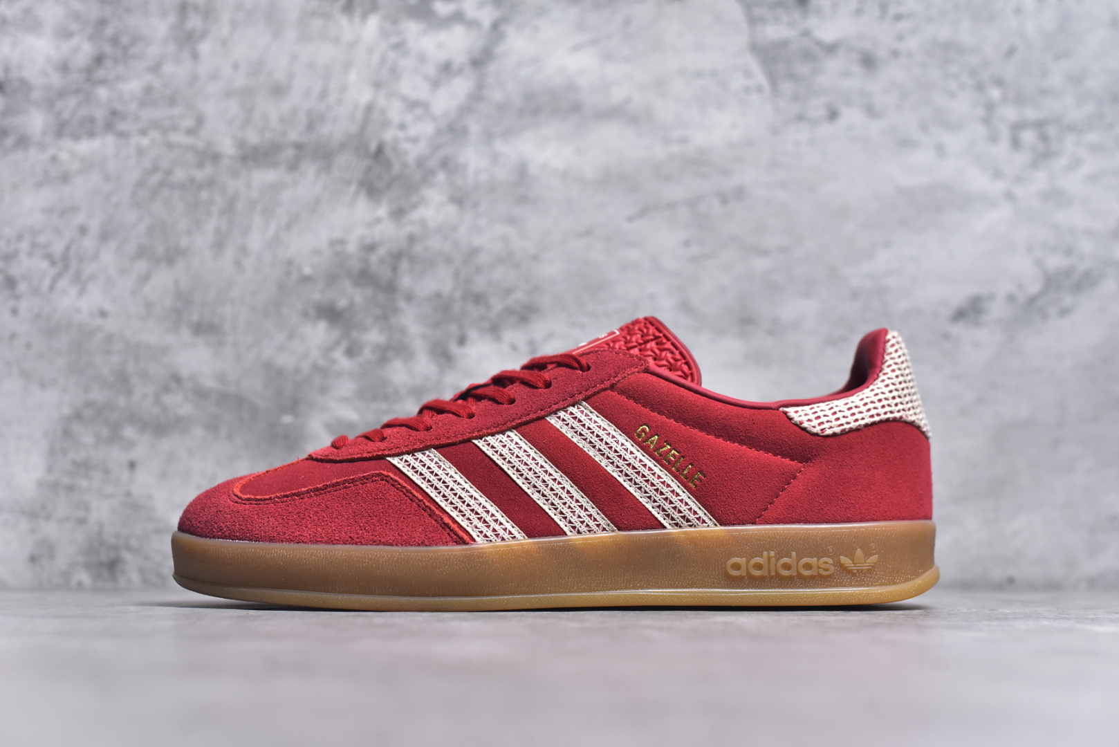 #AD Original Gazelle Indoor Trainers 瞪羚室内鞋系列低帮复古百搭休闲运动德训风板鞋 JI2756 高端零售特供批次 原厂定制长毛翻毛皮组合环保纤维革鞋面材质 内置环保海玻璃鞋垫 外置RB橡胶大底 产品品控稳定性领先行业 原厂全套原楦原纸板冲刀磨具开发 原厂皮料加持 原厂港宝加持定型后跟R度完美 将复古进行到底 简约流畅 三十年不变经典 这款Gazelle运动鞋 无论面料、配色、质感或设计 都只在重现其1991年原款的经典 皮革鞋面 撞色三条纹和鞋跟标的设计 力求呈现90年代的经典复古风潮 Samba火热的同时 也带动了其它的复古鞋型 Gazelle便是其中一只 Gazelle Indoor拥有包边更宽的T字型鞋头 更好的保护运动员的前掌 浓浓的复古氛围感 非常适合现在流行的Cleanfit风格 尺码：36 36.5 37.5 38 38.5 39 40 40.5 41 42 42.5 43 44 44.5 45-选品中心