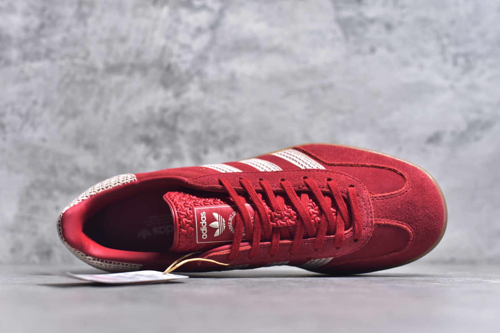 图片[4]-#AD Original Gazelle Indoor Trainers 瞪羚室内鞋系列低帮复古百搭休闲运动德训风板鞋 JI2756 高端零售特供批次 原厂定制长毛翻毛皮组合环保纤维革鞋面材质 内置环保海玻璃鞋垫 外置RB橡胶大底 产品品控稳定性领先行业 原厂全套原楦原纸板冲刀磨具开发 原厂皮料加持 原厂港宝加持定型后跟R度完美 将复古进行到底 简约流畅 三十年不变经典 这款Gazelle运动鞋 无论面料、配色、质感或设计 都只在重现其1991年原款的经典 皮革鞋面 撞色三条纹和鞋跟标的设计 力求呈现90年代的经典复古风潮 Samba火热的同时 也带动了其它的复古鞋型 Gazelle便是其中一只 Gazelle Indoor拥有包边更宽的T字型鞋头 更好的保护运动员的前掌 浓浓的复古氛围感 非常适合现在流行的Cleanfit风格 尺码：36 36.5 37.5 38 38.5 39 40 40.5 41 42 42.5 43 44 44.5 45-选品中心