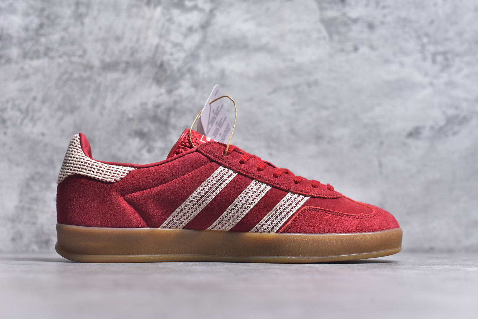 图片[3]-#AD Original Gazelle Indoor Trainers 瞪羚室内鞋系列低帮复古百搭休闲运动德训风板鞋 JI2756 高端零售特供批次 原厂定制长毛翻毛皮组合环保纤维革鞋面材质 内置环保海玻璃鞋垫 外置RB橡胶大底 产品品控稳定性领先行业 原厂全套原楦原纸板冲刀磨具开发 原厂皮料加持 原厂港宝加持定型后跟R度完美 将复古进行到底 简约流畅 三十年不变经典 这款Gazelle运动鞋 无论面料、配色、质感或设计 都只在重现其1991年原款的经典 皮革鞋面 撞色三条纹和鞋跟标的设计 力求呈现90年代的经典复古风潮 Samba火热的同时 也带动了其它的复古鞋型 Gazelle便是其中一只 Gazelle Indoor拥有包边更宽的T字型鞋头 更好的保护运动员的前掌 浓浓的复古氛围感 非常适合现在流行的Cleanfit风格 尺码：36 36.5 37.5 38 38.5 39 40 40.5 41 42 42.5 43 44 44.5 45-选品中心