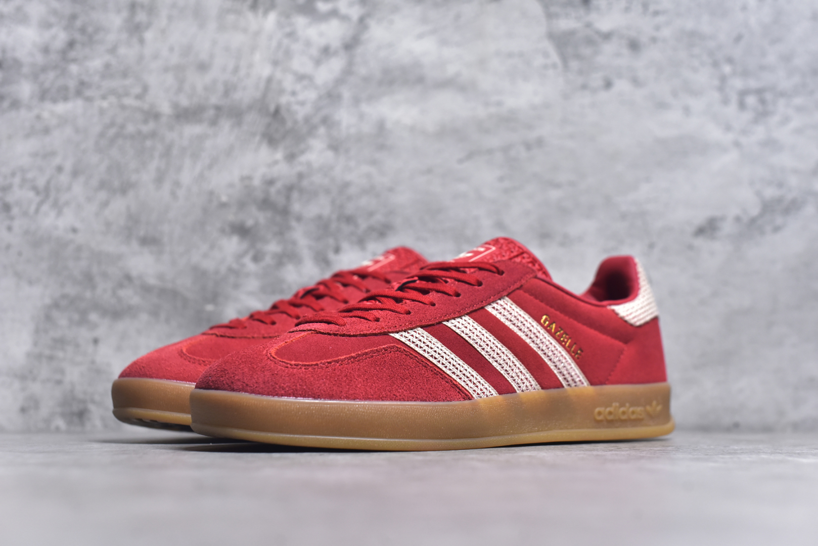 图片[2]-#AD Original Gazelle Indoor Trainers 瞪羚室内鞋系列低帮复古百搭休闲运动德训风板鞋 JI2756 高端零售特供批次 原厂定制长毛翻毛皮组合环保纤维革鞋面材质 内置环保海玻璃鞋垫 外置RB橡胶大底 产品品控稳定性领先行业 原厂全套原楦原纸板冲刀磨具开发 原厂皮料加持 原厂港宝加持定型后跟R度完美 将复古进行到底 简约流畅 三十年不变经典 这款Gazelle运动鞋 无论面料、配色、质感或设计 都只在重现其1991年原款的经典 皮革鞋面 撞色三条纹和鞋跟标的设计 力求呈现90年代的经典复古风潮 Samba火热的同时 也带动了其它的复古鞋型 Gazelle便是其中一只 Gazelle Indoor拥有包边更宽的T字型鞋头 更好的保护运动员的前掌 浓浓的复古氛围感 非常适合现在流行的Cleanfit风格 尺码：36 36.5 37.5 38 38.5 39 40 40.5 41 42 42.5 43 44 44.5 45-选品中心