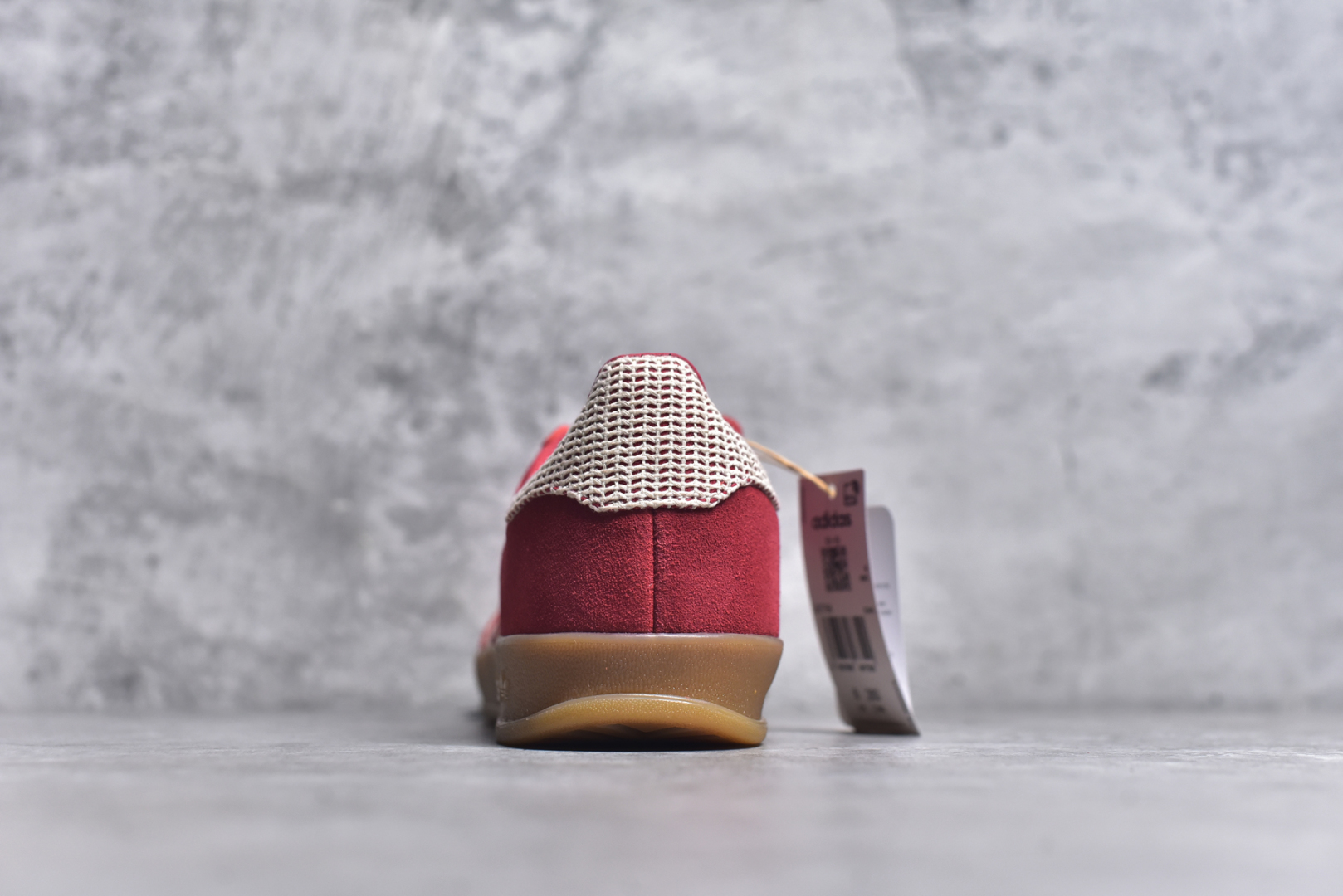 图片[5]-#AD Original Gazelle Indoor Trainers 瞪羚室内鞋系列低帮复古百搭休闲运动德训风板鞋 JI2756 高端零售特供批次 原厂定制长毛翻毛皮组合环保纤维革鞋面材质 内置环保海玻璃鞋垫 外置RB橡胶大底 产品品控稳定性领先行业 原厂全套原楦原纸板冲刀磨具开发 原厂皮料加持 原厂港宝加持定型后跟R度完美 将复古进行到底 简约流畅 三十年不变经典 这款Gazelle运动鞋 无论面料、配色、质感或设计 都只在重现其1991年原款的经典 皮革鞋面 撞色三条纹和鞋跟标的设计 力求呈现90年代的经典复古风潮 Samba火热的同时 也带动了其它的复古鞋型 Gazelle便是其中一只 Gazelle Indoor拥有包边更宽的T字型鞋头 更好的保护运动员的前掌 浓浓的复古氛围感 非常适合现在流行的Cleanfit风格 尺码：36 36.5 37.5 38 38.5 39 40 40.5 41 42 42.5 43 44 44.5 45-选品中心