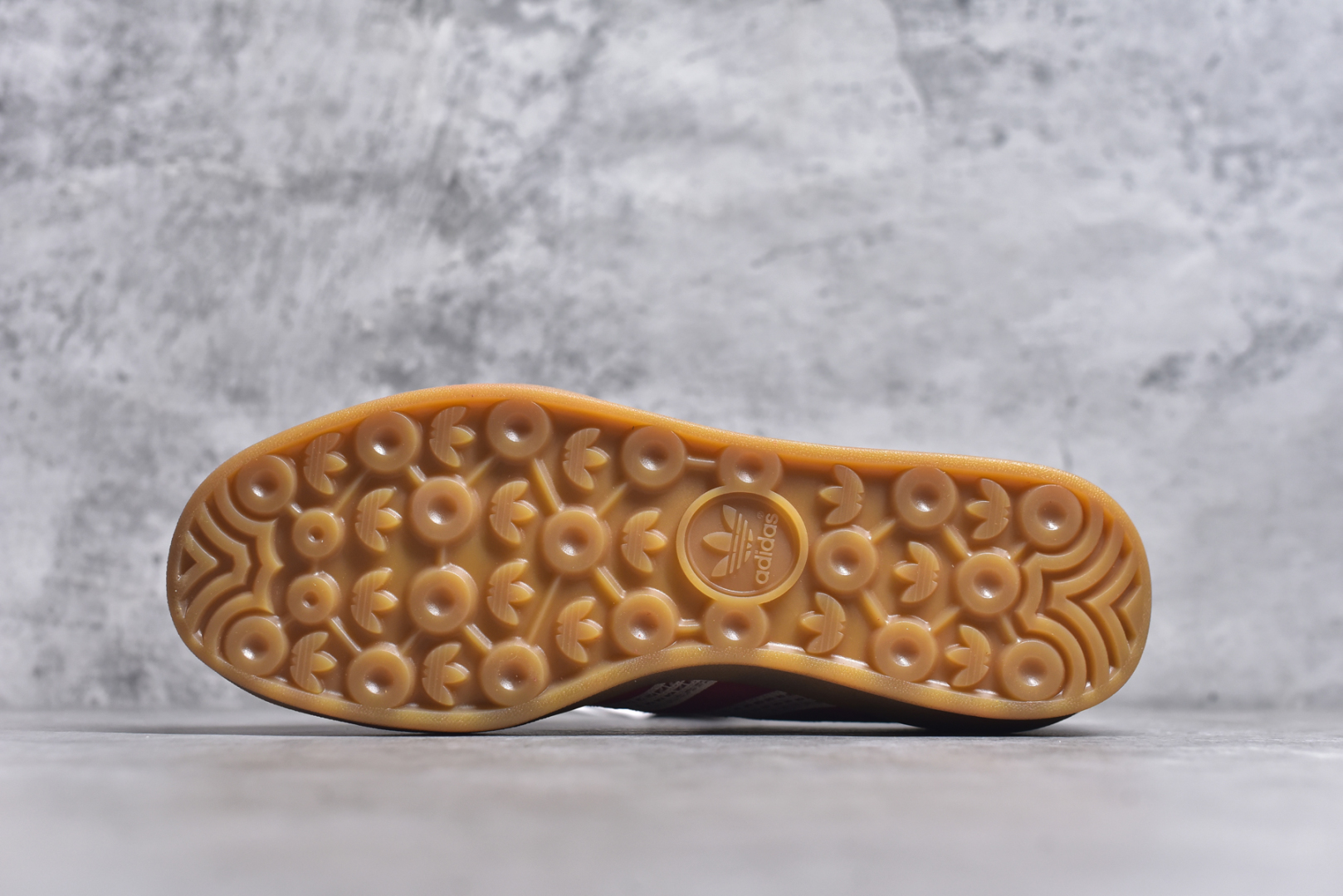 图片[6]-#AD Original Gazelle Indoor Trainers 瞪羚室内鞋系列低帮复古百搭休闲运动德训风板鞋 JI2756 高端零售特供批次 原厂定制长毛翻毛皮组合环保纤维革鞋面材质 内置环保海玻璃鞋垫 外置RB橡胶大底 产品品控稳定性领先行业 原厂全套原楦原纸板冲刀磨具开发 原厂皮料加持 原厂港宝加持定型后跟R度完美 将复古进行到底 简约流畅 三十年不变经典 这款Gazelle运动鞋 无论面料、配色、质感或设计 都只在重现其1991年原款的经典 皮革鞋面 撞色三条纹和鞋跟标的设计 力求呈现90年代的经典复古风潮 Samba火热的同时 也带动了其它的复古鞋型 Gazelle便是其中一只 Gazelle Indoor拥有包边更宽的T字型鞋头 更好的保护运动员的前掌 浓浓的复古氛围感 非常适合现在流行的Cleanfit风格 尺码：36 36.5 37.5 38 38.5 39 40 40.5 41 42 42.5 43 44 44.5 45-选品中心