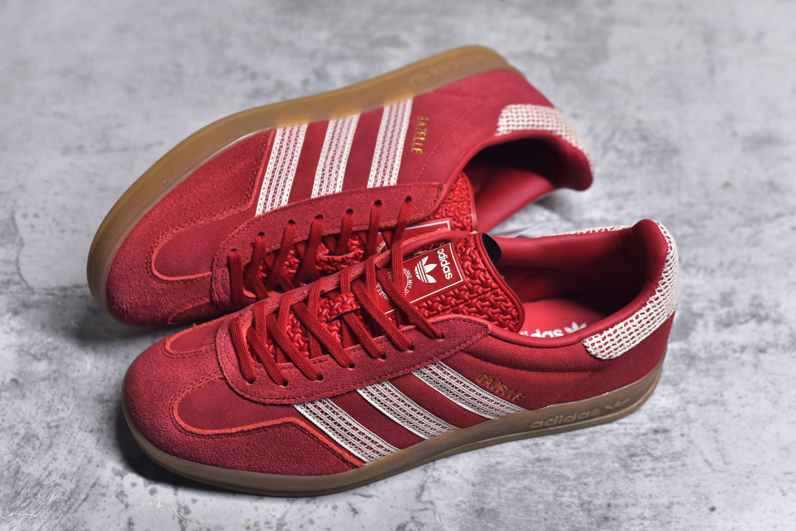 图片[7]-#AD Original Gazelle Indoor Trainers 瞪羚室内鞋系列低帮复古百搭休闲运动德训风板鞋 JI2756 高端零售特供批次 原厂定制长毛翻毛皮组合环保纤维革鞋面材质 内置环保海玻璃鞋垫 外置RB橡胶大底 产品品控稳定性领先行业 原厂全套原楦原纸板冲刀磨具开发 原厂皮料加持 原厂港宝加持定型后跟R度完美 将复古进行到底 简约流畅 三十年不变经典 这款Gazelle运动鞋 无论面料、配色、质感或设计 都只在重现其1991年原款的经典 皮革鞋面 撞色三条纹和鞋跟标的设计 力求呈现90年代的经典复古风潮 Samba火热的同时 也带动了其它的复古鞋型 Gazelle便是其中一只 Gazelle Indoor拥有包边更宽的T字型鞋头 更好的保护运动员的前掌 浓浓的复古氛围感 非常适合现在流行的Cleanfit风格 尺码：36 36.5 37.5 38 38.5 39 40 40.5 41 42 42.5 43 44 44.5 45-选品中心