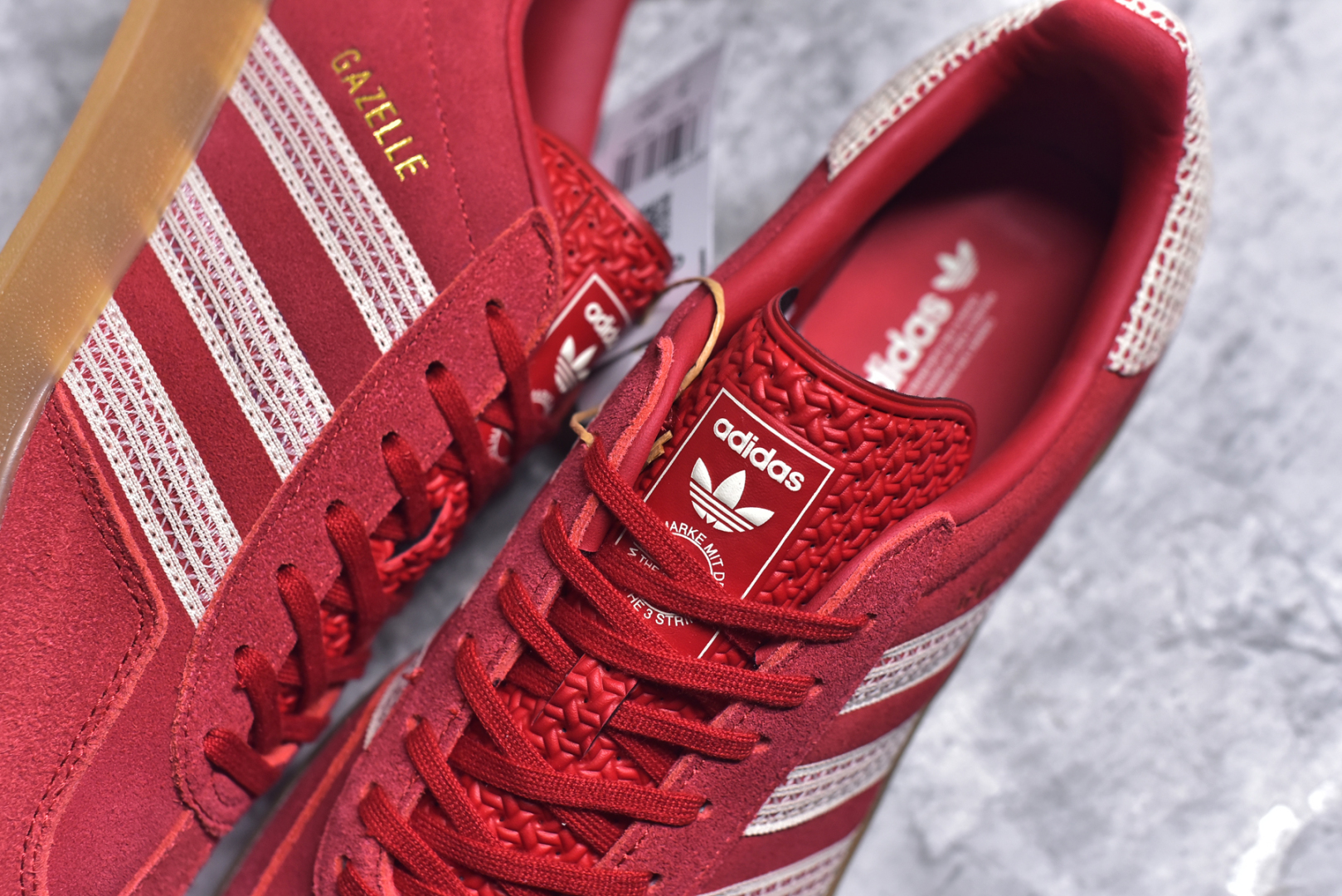 图片[9]-#AD Original Gazelle Indoor Trainers 瞪羚室内鞋系列低帮复古百搭休闲运动德训风板鞋 JI2756 高端零售特供批次 原厂定制长毛翻毛皮组合环保纤维革鞋面材质 内置环保海玻璃鞋垫 外置RB橡胶大底 产品品控稳定性领先行业 原厂全套原楦原纸板冲刀磨具开发 原厂皮料加持 原厂港宝加持定型后跟R度完美 将复古进行到底 简约流畅 三十年不变经典 这款Gazelle运动鞋 无论面料、配色、质感或设计 都只在重现其1991年原款的经典 皮革鞋面 撞色三条纹和鞋跟标的设计 力求呈现90年代的经典复古风潮 Samba火热的同时 也带动了其它的复古鞋型 Gazelle便是其中一只 Gazelle Indoor拥有包边更宽的T字型鞋头 更好的保护运动员的前掌 浓浓的复古氛围感 非常适合现在流行的Cleanfit风格 尺码：36 36.5 37.5 38 38.5 39 40 40.5 41 42 42.5 43 44 44.5 45-选品中心