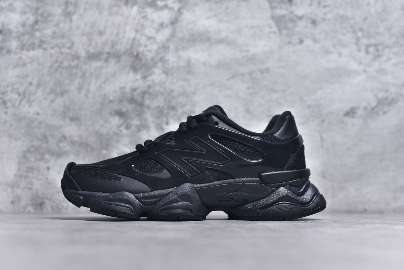 #New Balance NB 9060 X复古单品 鞋款灵感源自设计师本人对夏日的怀日回忆。鞋面大身由空间双格及磨砂鞋面拼接而生，配以柔和、温暖的粉橘色调，夏日氛围拉满采用大面积网眼以及麂皮材质覆盖鞋身，还原经典气质。搭载ABZORB避震科技，由泡沫聚酯制成，上脚可以有效减少由鞋底反弹对身体及双腿的冲击 货号：U9060IMA 尺码：36-46.5-选品中心