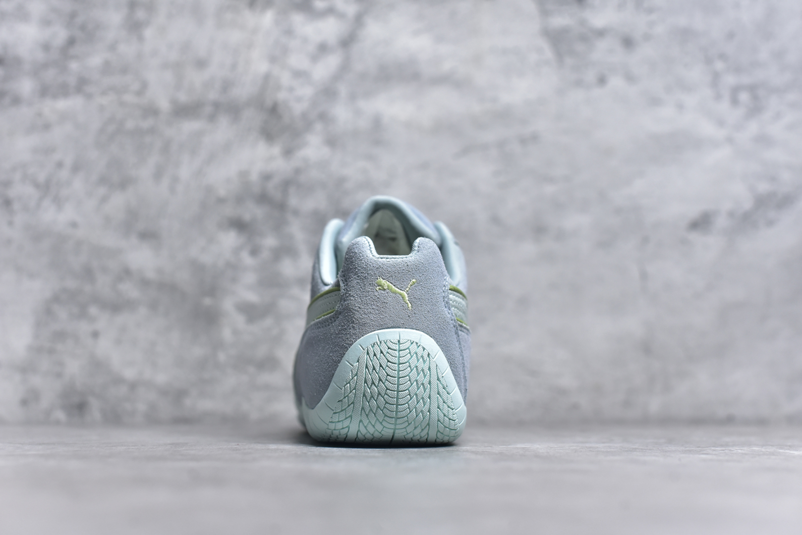 图片[5]-#Puma Speedcat OG 防滑耐磨低帮德训赛车板鞋 孔眼底座和脚趾凸起由绒面革材料制成 支持侧踏时的踏步工作 脚背和侧板采用尼龙网布 即使在健身房等使用环境中也能确保透气性 像吸盘一样的设计是为了提高体育馆表面的抓地力性能 货号： 401657-03 尺码： 35.5 36 36.5 37.5 38 38.5 39 40 40.5 41 42 42.5 43 44 45-选品中心