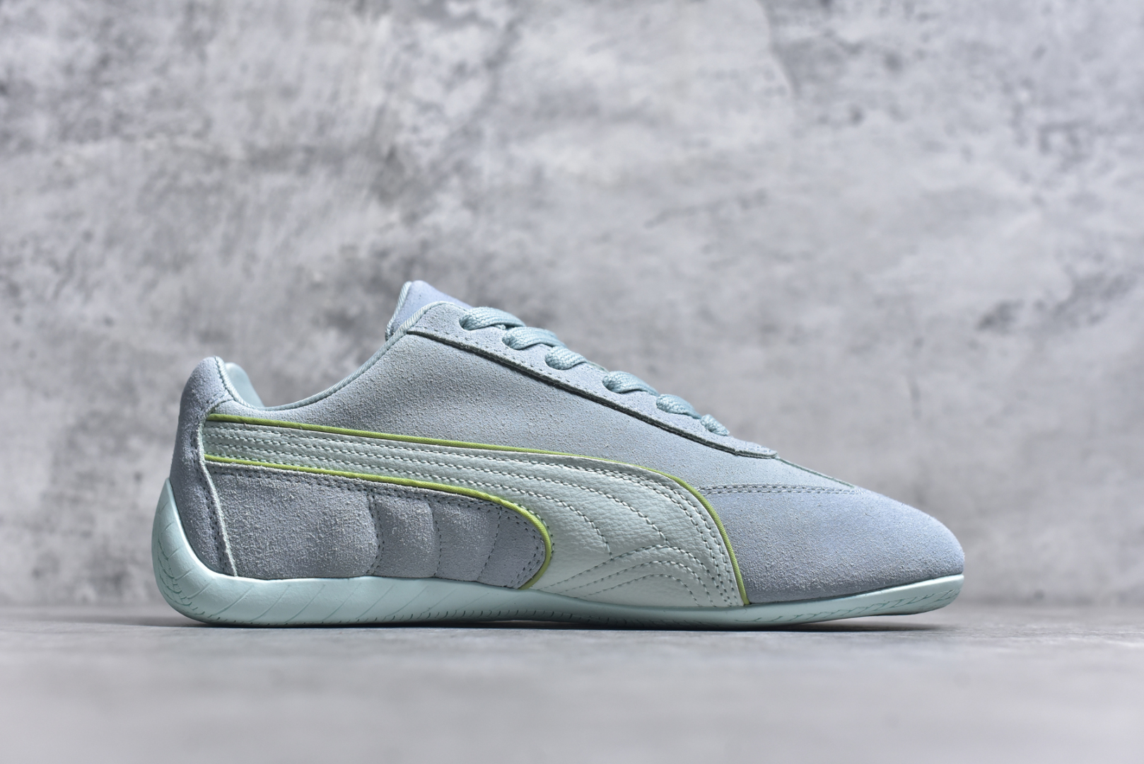 图片[3]-#Puma Speedcat OG 防滑耐磨低帮德训赛车板鞋 孔眼底座和脚趾凸起由绒面革材料制成 支持侧踏时的踏步工作 脚背和侧板采用尼龙网布 即使在健身房等使用环境中也能确保透气性 像吸盘一样的设计是为了提高体育馆表面的抓地力性能 货号： 401657-03 尺码： 35.5 36 36.5 37.5 38 38.5 39 40 40.5 41 42 42.5 43 44 45-选品中心