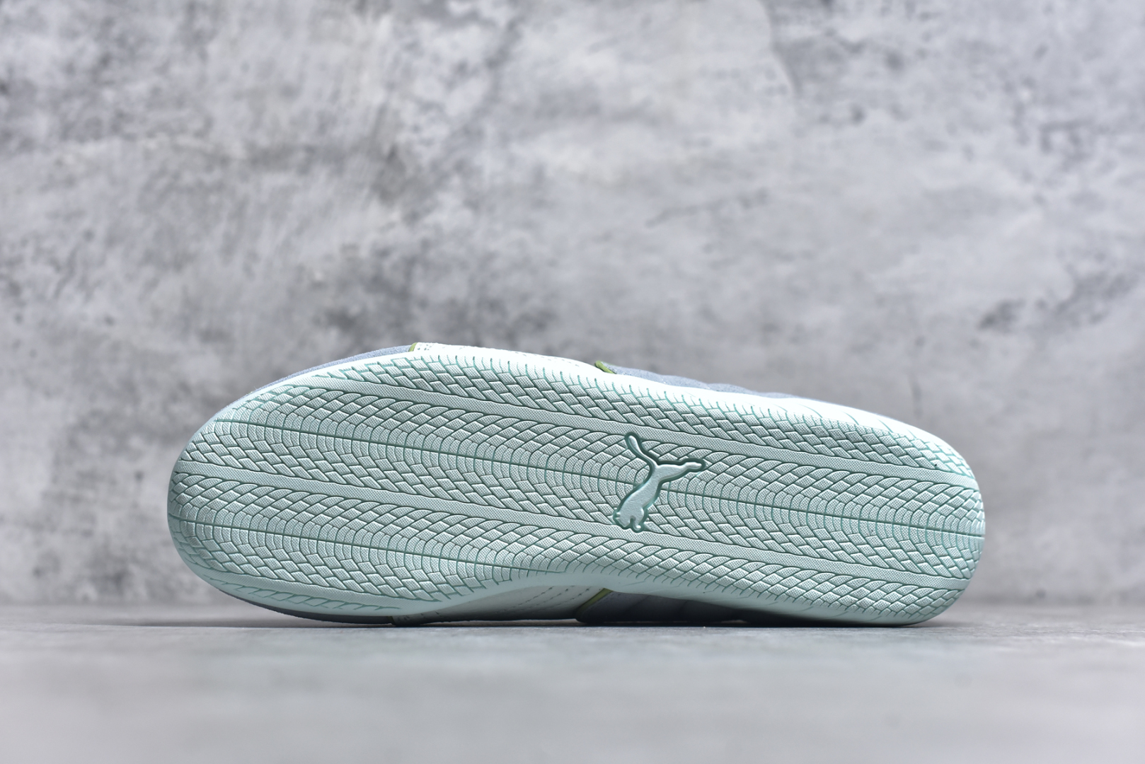 图片[6]-#Puma Speedcat OG 防滑耐磨低帮德训赛车板鞋 孔眼底座和脚趾凸起由绒面革材料制成 支持侧踏时的踏步工作 脚背和侧板采用尼龙网布 即使在健身房等使用环境中也能确保透气性 像吸盘一样的设计是为了提高体育馆表面的抓地力性能 货号： 401657-03 尺码： 35.5 36 36.5 37.5 38 38.5 39 40 40.5 41 42 42.5 43 44 45-选品中心