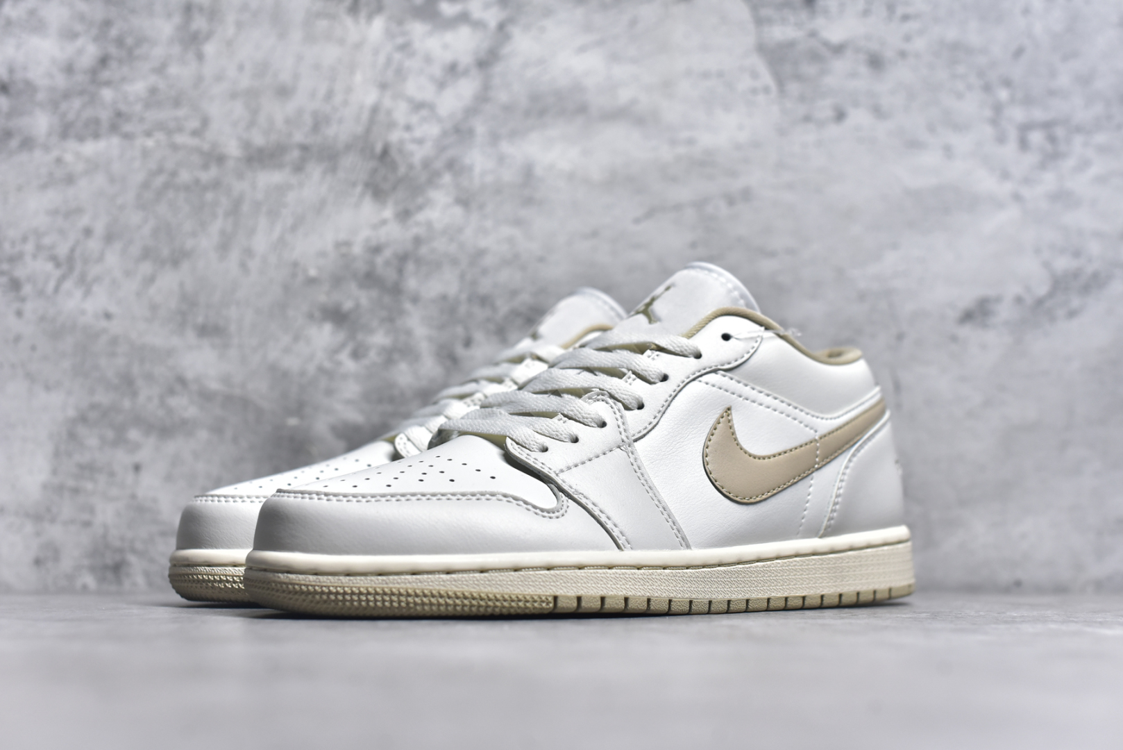 图片[2]-#Air Jordan AJ1 Low 低帮 白米色 DC0774-112 全新流水线出品 DT版本唯一平替选择 市场第二梯队最强版 全部原鞋开发 原楦原纸板开发 全鞋电脑针车 原厂内置全掌气垫 原盒内在原标 唯一Zp原版鞋带绑法 免检产品 全新2022版型 全头层皮料 完美零毛边处理 原厂配置全掌气垫 价格定位良心 几十个配色陆续出货 实拍调校N版已经零色差零失真 百分百还原实物色彩所见即所得 不存在货不对板色差等低级问题 选购参考实物拍摄 不混卖不参货 只用心做好货严格选品 承诺混一赔十 尺码：36-46-选品中心