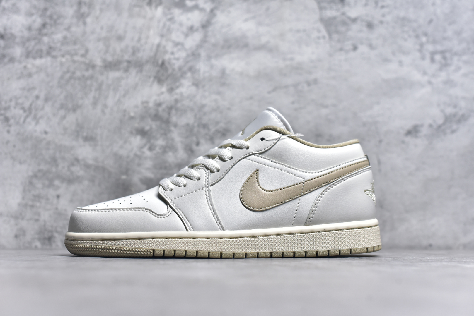 #Air Jordan AJ1 Low 低帮 白米色 DC0774-112 全新流水线出品 DT版本唯一平替选择 市场第二梯队最强版 全部原鞋开发 原楦原纸板开发 全鞋电脑针车 原厂内置全掌气垫 原盒内在原标 唯一Zp原版鞋带绑法 免检产品 全新2022版型 全头层皮料 完美零毛边处理 原厂配置全掌气垫 价格定位良心 几十个配色陆续出货 实拍调校N版已经零色差零失真 百分百还原实物色彩所见即所得 不存在货不对板色差等低级问题 选购参考实物拍摄 不混卖不参货 只用心做好货严格选品 承诺混一赔十 尺码：36-46-选品中心