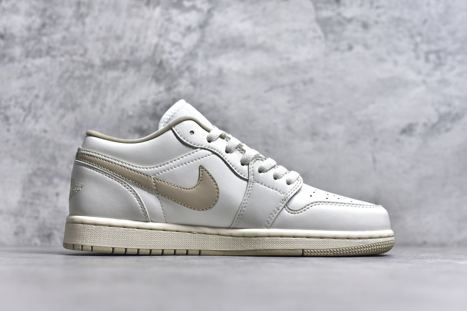图片[3]-#Air Jordan AJ1 Low 低帮 白米色 DC0774-112 全新流水线出品 DT版本唯一平替选择 市场第二梯队最强版 全部原鞋开发 原楦原纸板开发 全鞋电脑针车 原厂内置全掌气垫 原盒内在原标 唯一Zp原版鞋带绑法 免检产品 全新2022版型 全头层皮料 完美零毛边处理 原厂配置全掌气垫 价格定位良心 几十个配色陆续出货 实拍调校N版已经零色差零失真 百分百还原实物色彩所见即所得 不存在货不对板色差等低级问题 选购参考实物拍摄 不混卖不参货 只用心做好货严格选品 承诺混一赔十 尺码：36-46-选品中心