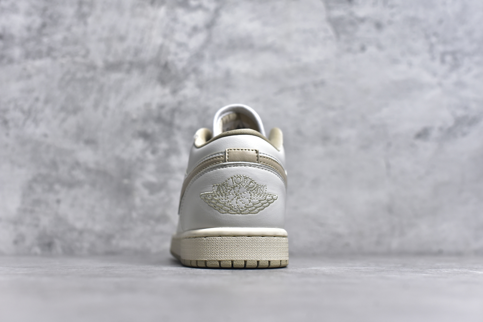 图片[5]-#Air Jordan AJ1 Low 低帮 白米色 DC0774-112 全新流水线出品 DT版本唯一平替选择 市场第二梯队最强版 全部原鞋开发 原楦原纸板开发 全鞋电脑针车 原厂内置全掌气垫 原盒内在原标 唯一Zp原版鞋带绑法 免检产品 全新2022版型 全头层皮料 完美零毛边处理 原厂配置全掌气垫 价格定位良心 几十个配色陆续出货 实拍调校N版已经零色差零失真 百分百还原实物色彩所见即所得 不存在货不对板色差等低级问题 选购参考实物拍摄 不混卖不参货 只用心做好货严格选品 承诺混一赔十 尺码：36-46-选品中心