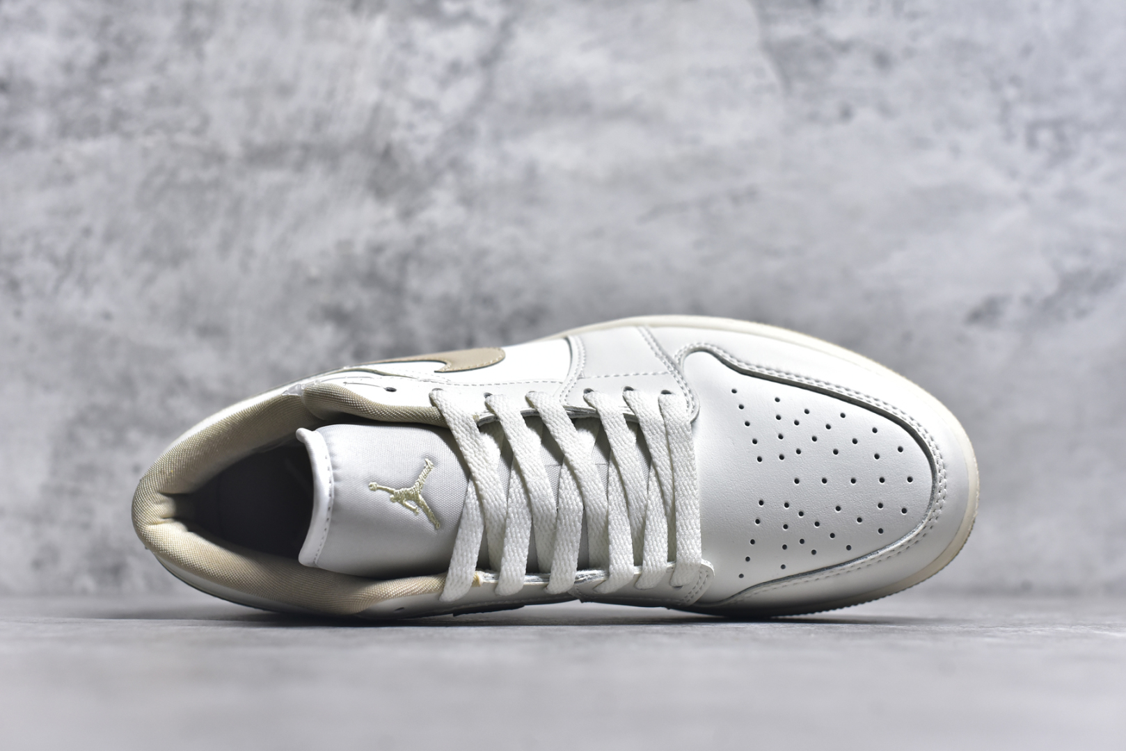 图片[4]-#Air Jordan AJ1 Low 低帮 白米色 DC0774-112 全新流水线出品 DT版本唯一平替选择 市场第二梯队最强版 全部原鞋开发 原楦原纸板开发 全鞋电脑针车 原厂内置全掌气垫 原盒内在原标 唯一Zp原版鞋带绑法 免检产品 全新2022版型 全头层皮料 完美零毛边处理 原厂配置全掌气垫 价格定位良心 几十个配色陆续出货 实拍调校N版已经零色差零失真 百分百还原实物色彩所见即所得 不存在货不对板色差等低级问题 选购参考实物拍摄 不混卖不参货 只用心做好货严格选品 承诺混一赔十 尺码：36-46-选品中心
