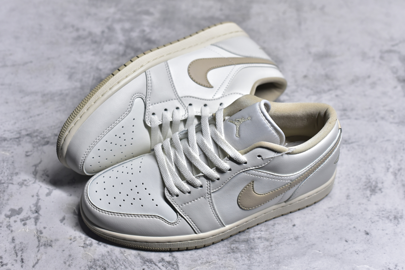 图片[7]-#Air Jordan AJ1 Low 低帮 白米色 DC0774-112 全新流水线出品 DT版本唯一平替选择 市场第二梯队最强版 全部原鞋开发 原楦原纸板开发 全鞋电脑针车 原厂内置全掌气垫 原盒内在原标 唯一Zp原版鞋带绑法 免检产品 全新2022版型 全头层皮料 完美零毛边处理 原厂配置全掌气垫 价格定位良心 几十个配色陆续出货 实拍调校N版已经零色差零失真 百分百还原实物色彩所见即所得 不存在货不对板色差等低级问题 选购参考实物拍摄 不混卖不参货 只用心做好货严格选品 承诺混一赔十 尺码：36-46-选品中心