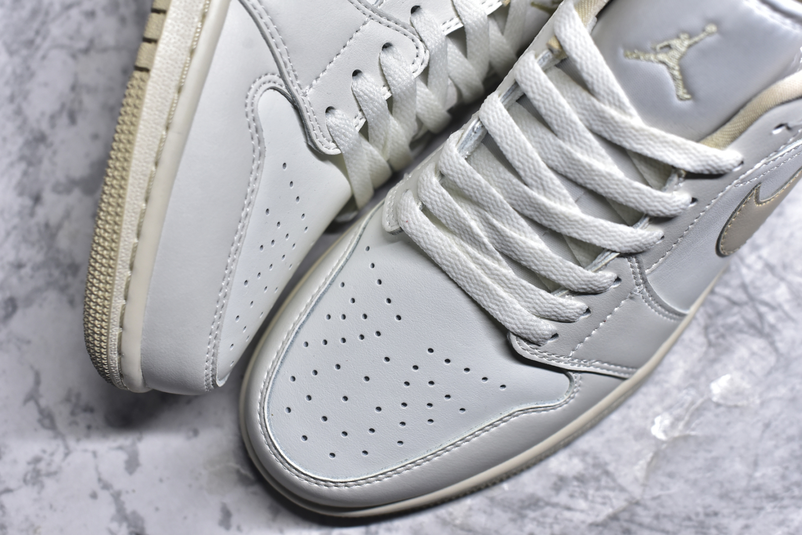 图片[8]-#Air Jordan AJ1 Low 低帮 白米色 DC0774-112 全新流水线出品 DT版本唯一平替选择 市场第二梯队最强版 全部原鞋开发 原楦原纸板开发 全鞋电脑针车 原厂内置全掌气垫 原盒内在原标 唯一Zp原版鞋带绑法 免检产品 全新2022版型 全头层皮料 完美零毛边处理 原厂配置全掌气垫 价格定位良心 几十个配色陆续出货 实拍调校N版已经零色差零失真 百分百还原实物色彩所见即所得 不存在货不对板色差等低级问题 选购参考实物拍摄 不混卖不参货 只用心做好货严格选品 承诺混一赔十 尺码：36-46-选品中心
