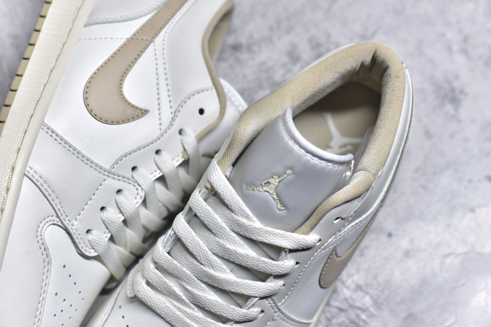 图片[9]-#Air Jordan AJ1 Low 低帮 白米色 DC0774-112 全新流水线出品 DT版本唯一平替选择 市场第二梯队最强版 全部原鞋开发 原楦原纸板开发 全鞋电脑针车 原厂内置全掌气垫 原盒内在原标 唯一Zp原版鞋带绑法 免检产品 全新2022版型 全头层皮料 完美零毛边处理 原厂配置全掌气垫 价格定位良心 几十个配色陆续出货 实拍调校N版已经零色差零失真 百分百还原实物色彩所见即所得 不存在货不对板色差等低级问题 选购参考实物拍摄 不混卖不参货 只用心做好货严格选品 承诺混一赔十 尺码：36-46-选品中心
