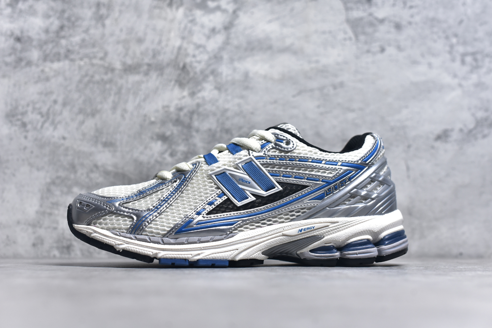 #新百伦NB New Balance M1906REB 白蓝 全套原楦原纸板原厂数据开发 进口三明治网面 原装进口皮料正确绒感卡色 正确中底拉帮中底网布细节 原厂标裁 带紫光防伪 定制后跟透明水晶模块 冲裁组合 大底贴合程度胶水上色把控完美 整洁度挑战全网艺术家 多道序QC把关品质完善 匠心打造 耗时两个月开发完成 工艺极其复杂难度可想而知 新开独立私模大底 全网唯一正确六层组合大底 高端零售专供产物 尺码：36-45-选品中心