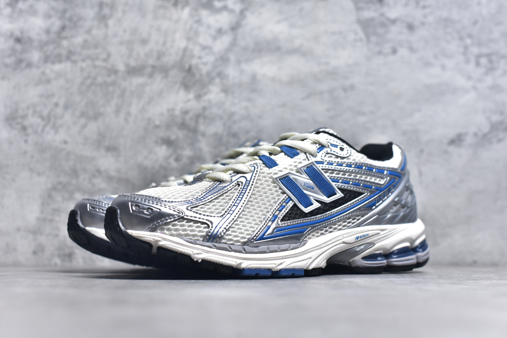 图片[2]-#新百伦NB New Balance M1906REB 白蓝 全套原楦原纸板原厂数据开发 进口三明治网面 原装进口皮料正确绒感卡色 正确中底拉帮中底网布细节 原厂标裁 带紫光防伪 定制后跟透明水晶模块 冲裁组合 大底贴合程度胶水上色把控完美 整洁度挑战全网艺术家 多道序QC把关品质完善 匠心打造 耗时两个月开发完成 工艺极其复杂难度可想而知 新开独立私模大底 全网唯一正确六层组合大底 高端零售专供产物 尺码：36-45-选品中心