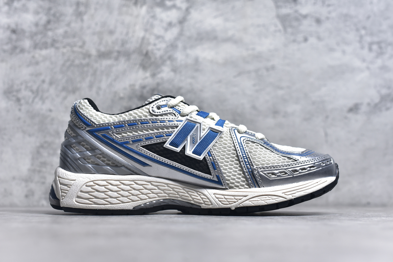 图片[3]-#新百伦NB New Balance M1906REB 白蓝 全套原楦原纸板原厂数据开发 进口三明治网面 原装进口皮料正确绒感卡色 正确中底拉帮中底网布细节 原厂标裁 带紫光防伪 定制后跟透明水晶模块 冲裁组合 大底贴合程度胶水上色把控完美 整洁度挑战全网艺术家 多道序QC把关品质完善 匠心打造 耗时两个月开发完成 工艺极其复杂难度可想而知 新开独立私模大底 全网唯一正确六层组合大底 高端零售专供产物 尺码：36-45-选品中心