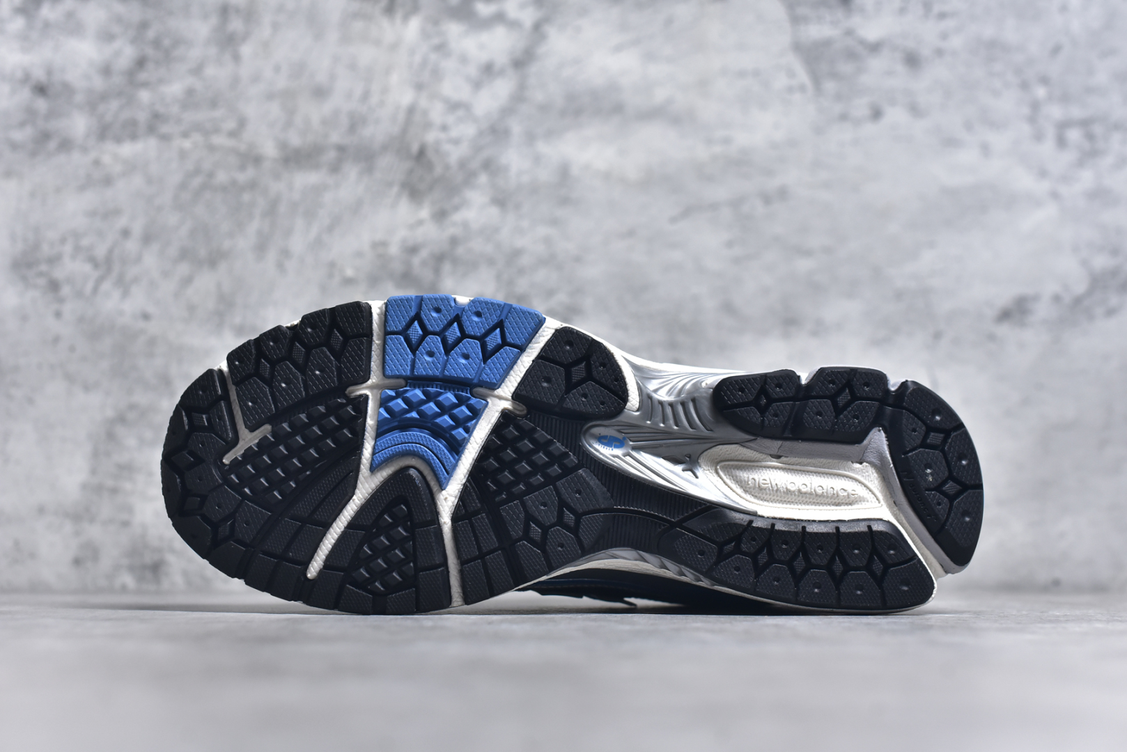 图片[6]-#新百伦NB New Balance M1906REB 白蓝 全套原楦原纸板原厂数据开发 进口三明治网面 原装进口皮料正确绒感卡色 正确中底拉帮中底网布细节 原厂标裁 带紫光防伪 定制后跟透明水晶模块 冲裁组合 大底贴合程度胶水上色把控完美 整洁度挑战全网艺术家 多道序QC把关品质完善 匠心打造 耗时两个月开发完成 工艺极其复杂难度可想而知 新开独立私模大底 全网唯一正确六层组合大底 高端零售专供产物 尺码：36-45-选品中心
